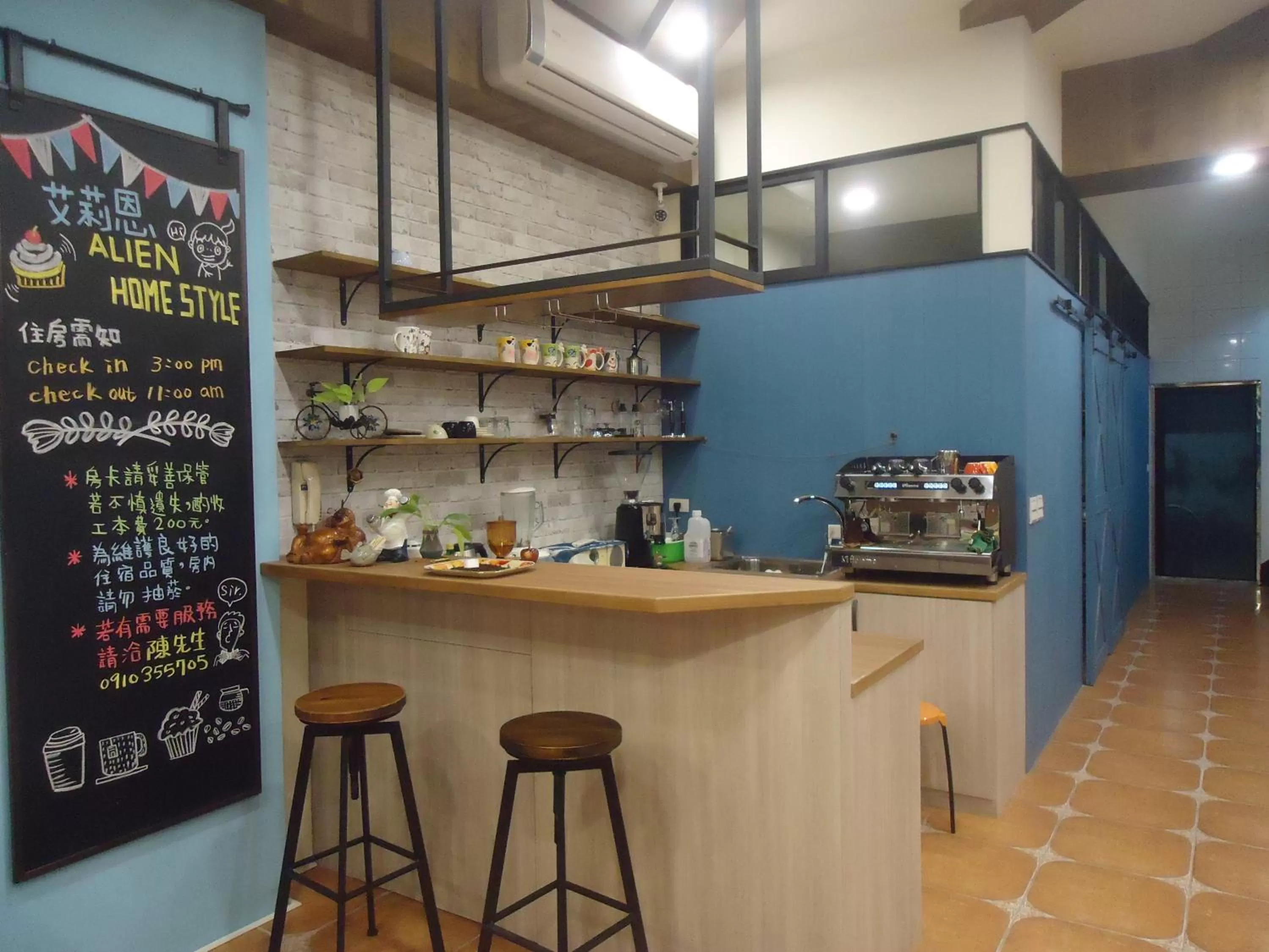 Restaurant/places to eat, Kitchen/Kitchenette in Alien B&B