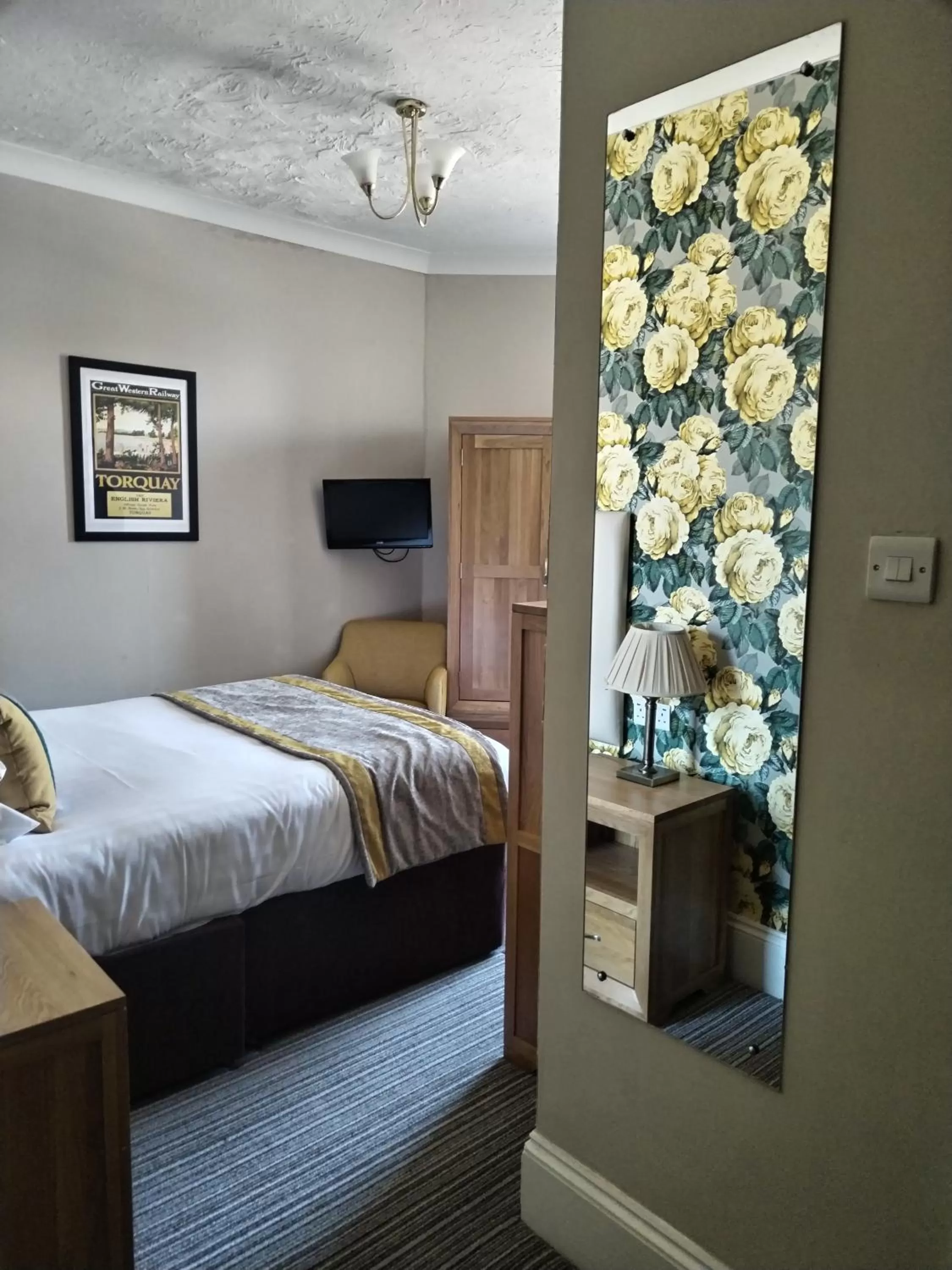 Bedroom, Bed in Abbey Sands Hotel