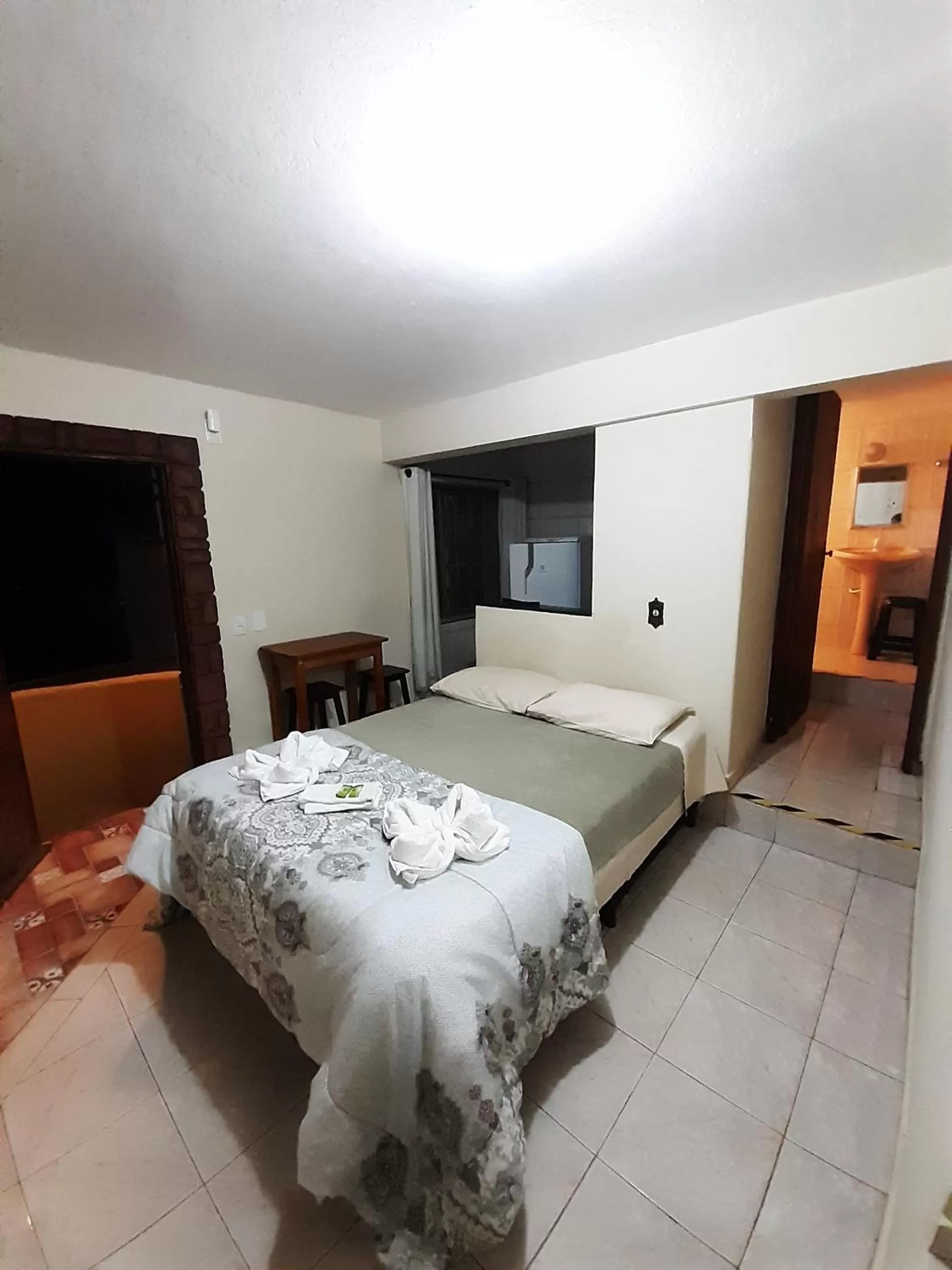 Shower, Bed in Pousada Reino Encantado - São Thomé das Letras - Minas Gerais