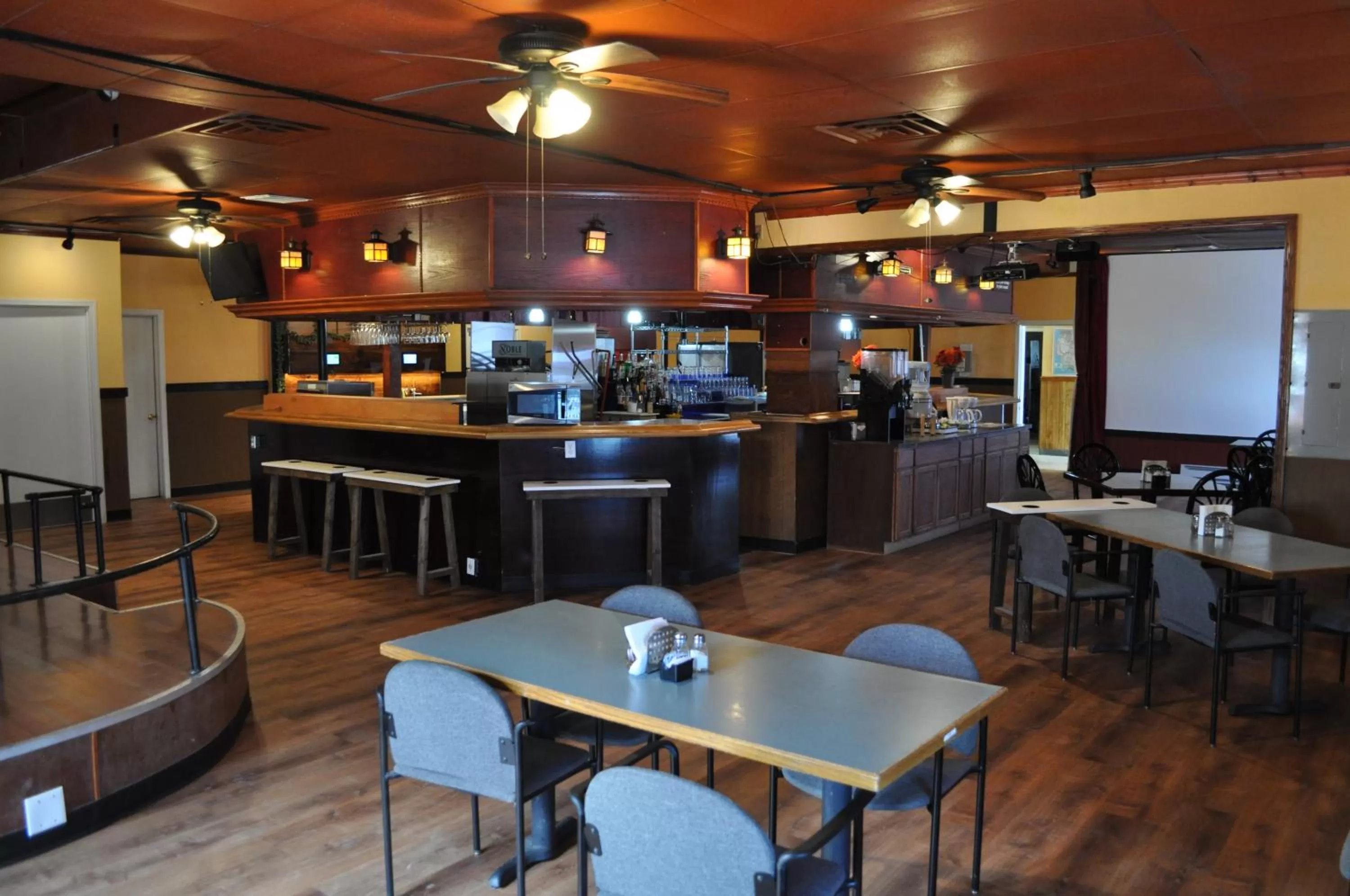 Restaurant/places to eat in K7 Bed and Breakfast