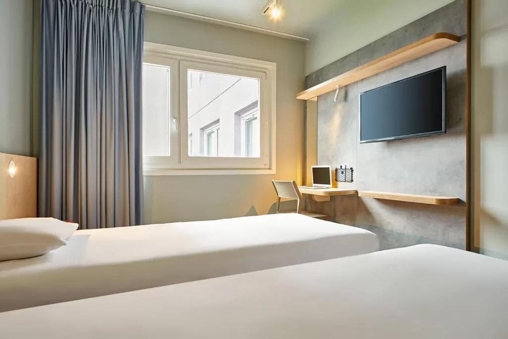 Bedroom, Bed in ibis budget Paris Porte d'Aubervilliers