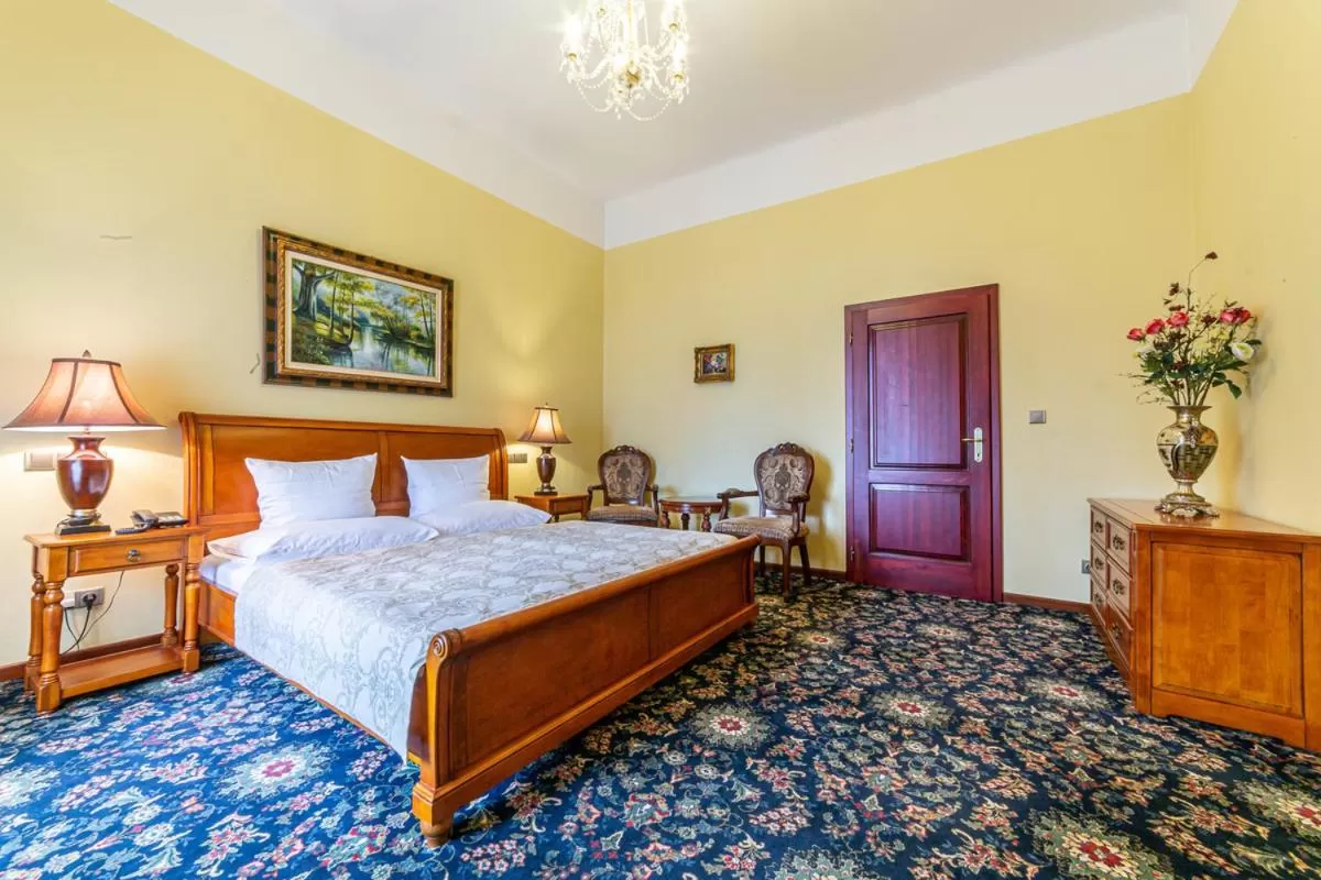 Bedroom, Bed in Chateau Zbiroh