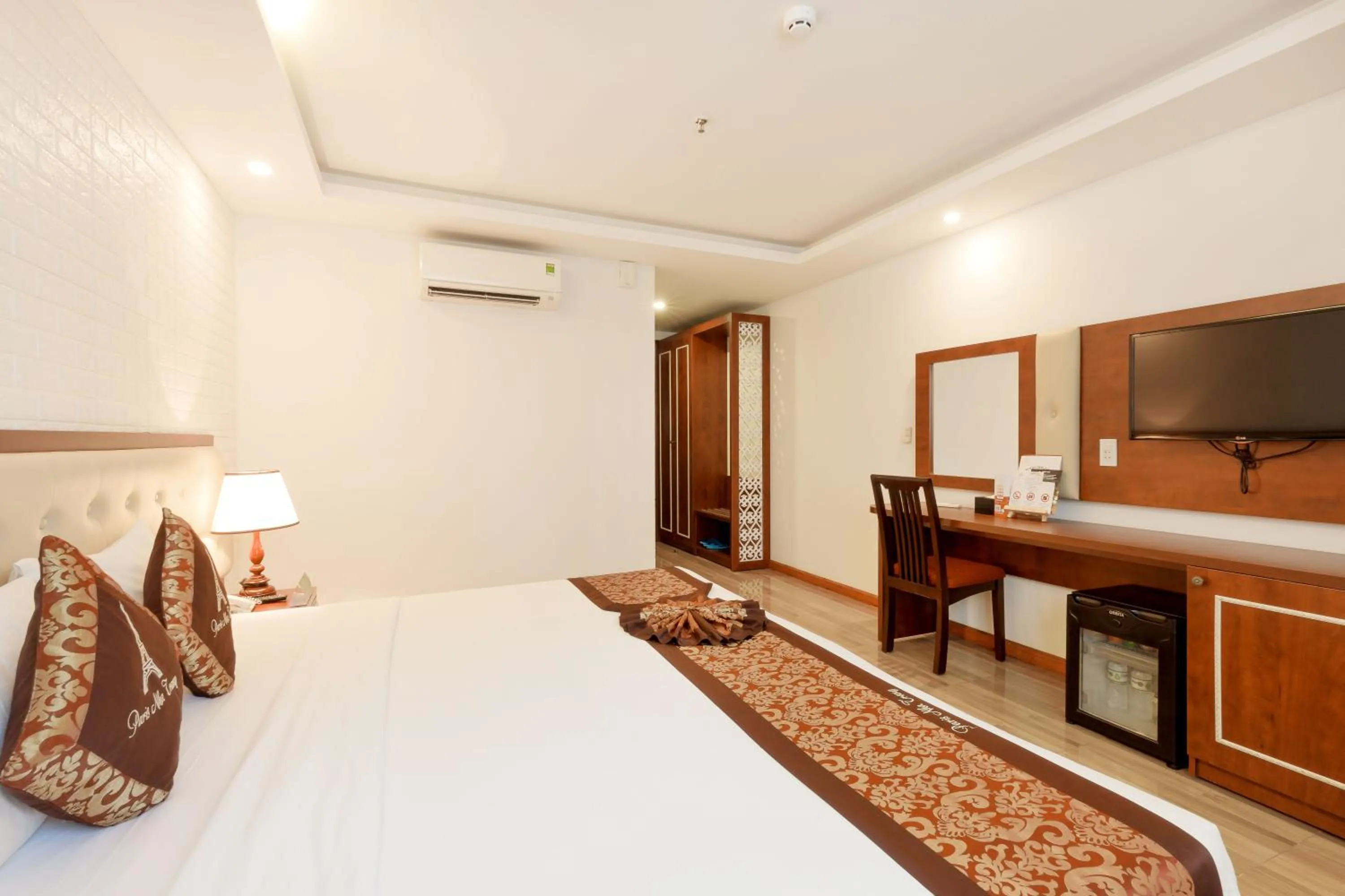 Communal lounge/ TV room, Bed in Paris Luxury Hotel & Apartment Nha Trang