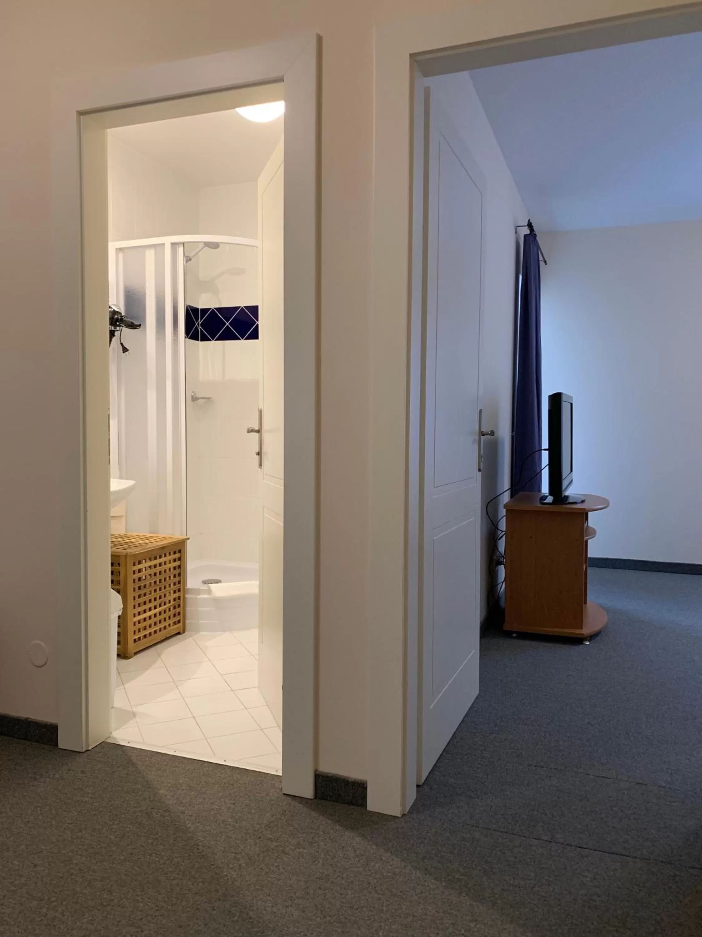 Bathroom, TV/Entertainment Center in Apartma La Provence