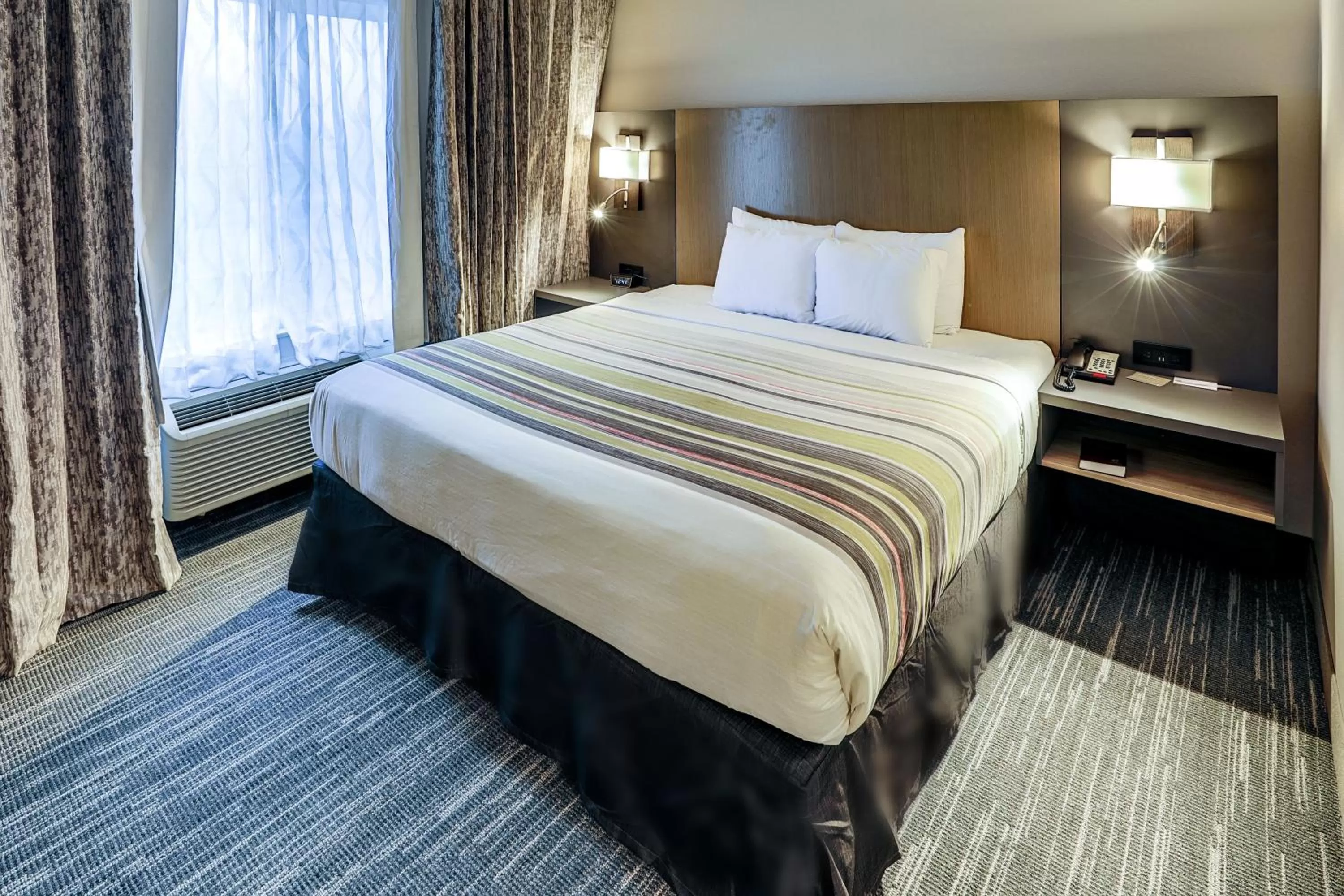 Bed in Country Inn & Suites by Radisson Nashville Airport TN