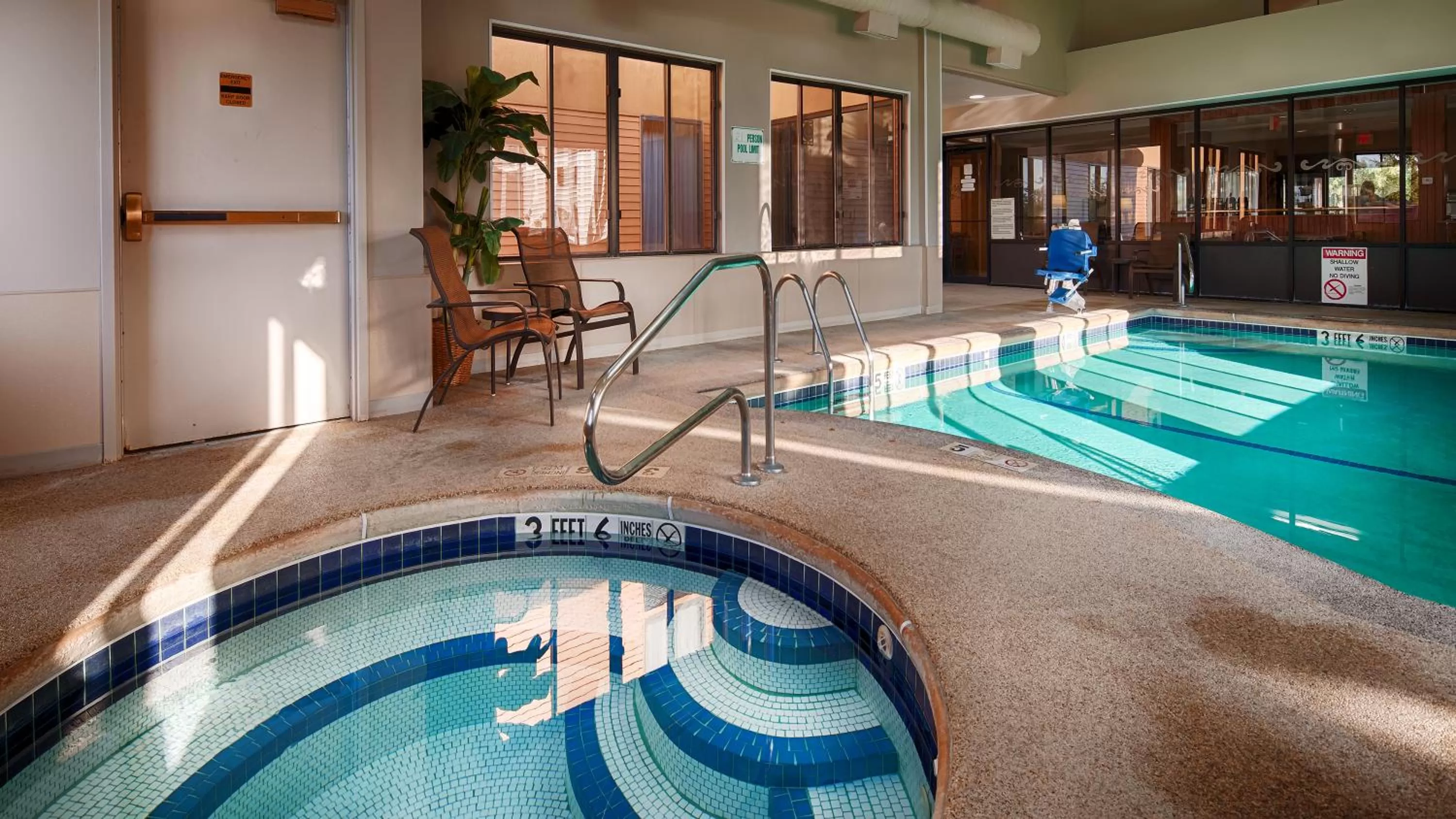 Swimming pool in Best Western Dunkirk & Fredonia Inn