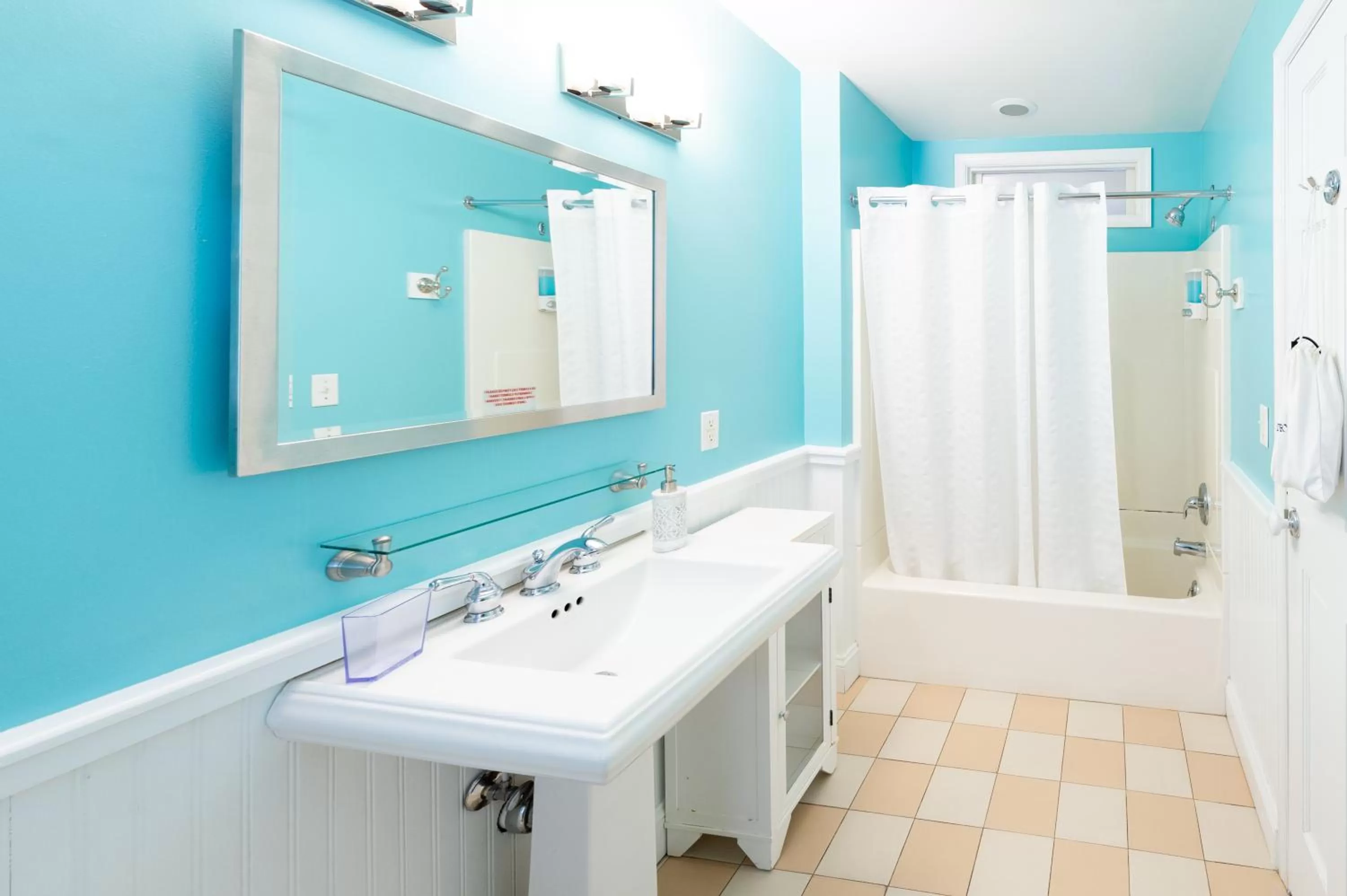 Bathroom in Canalside Inn