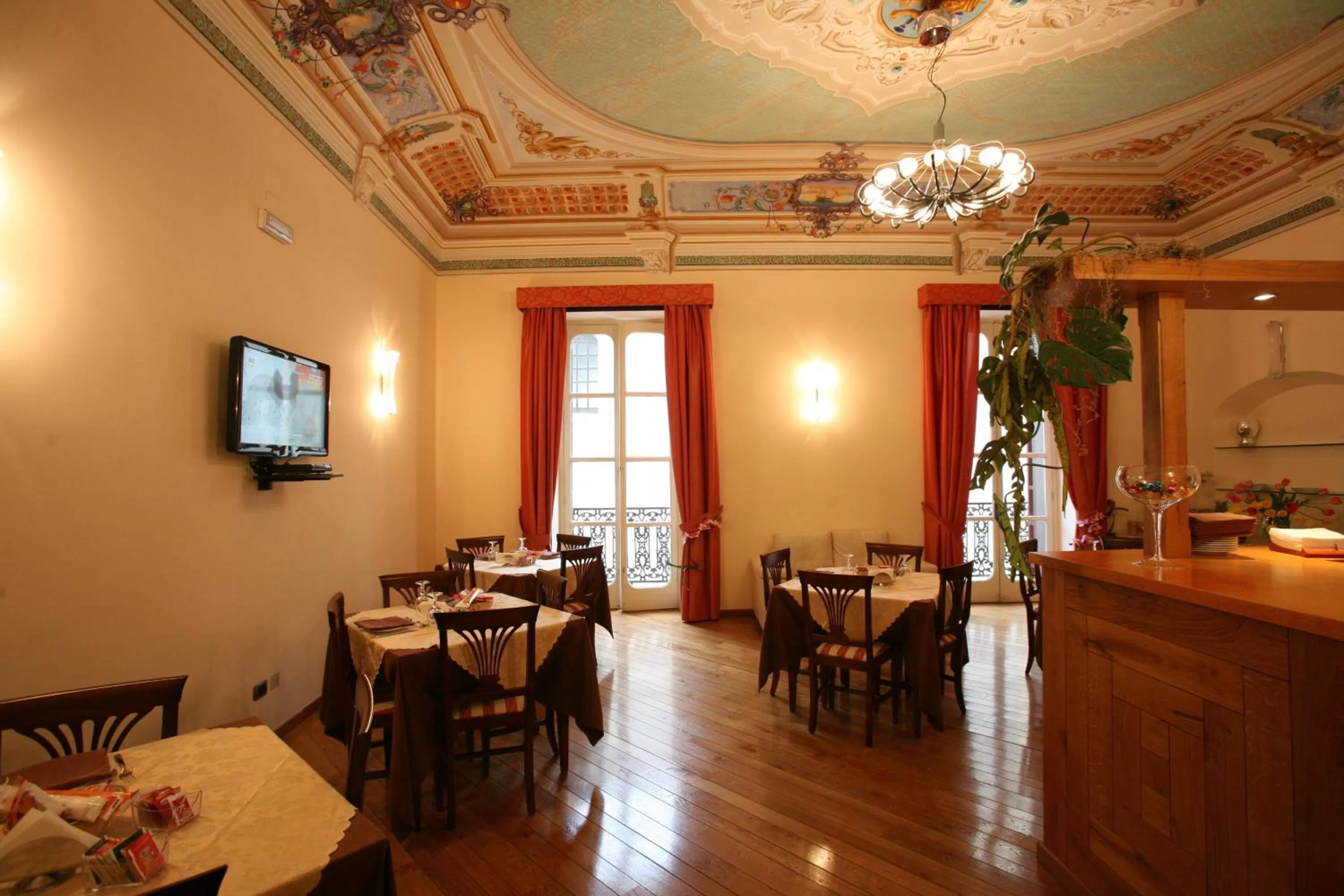 Restaurant/places to eat in Hotel Medici