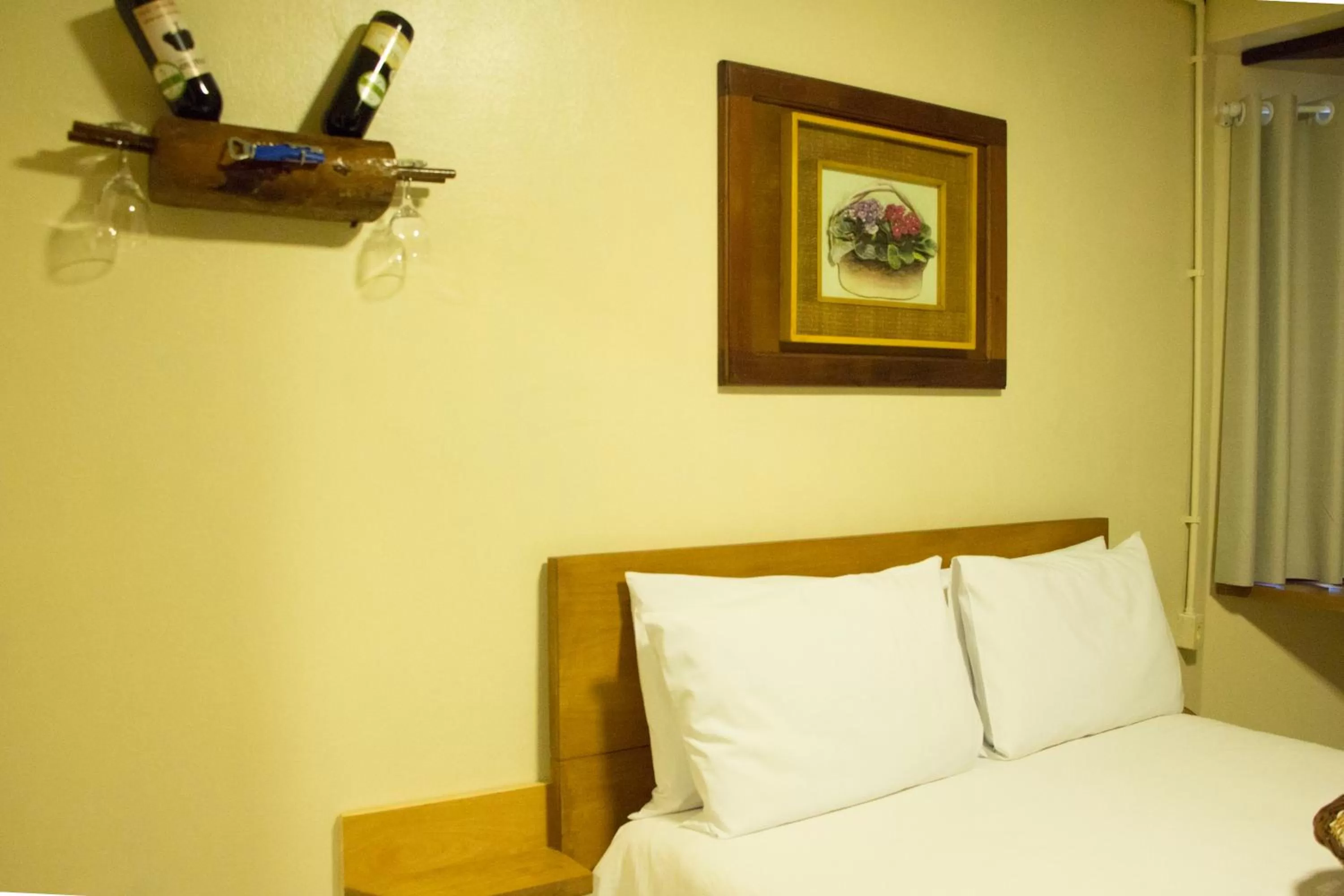 Bedroom, Bed in Pousada Green House by Conrado Vitali