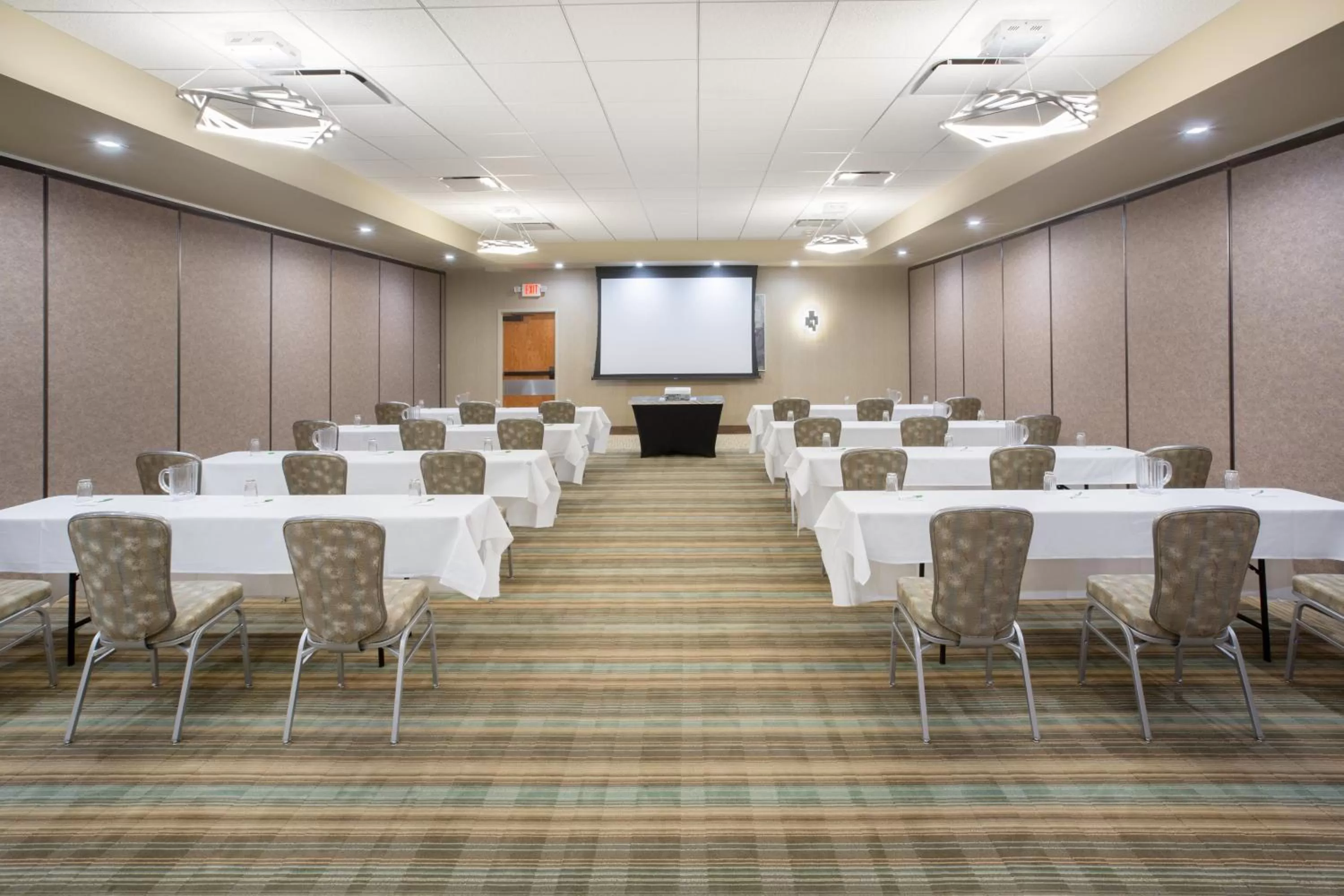 Meeting/conference room in Holiday Inn Riverton-Convention Center by IHG