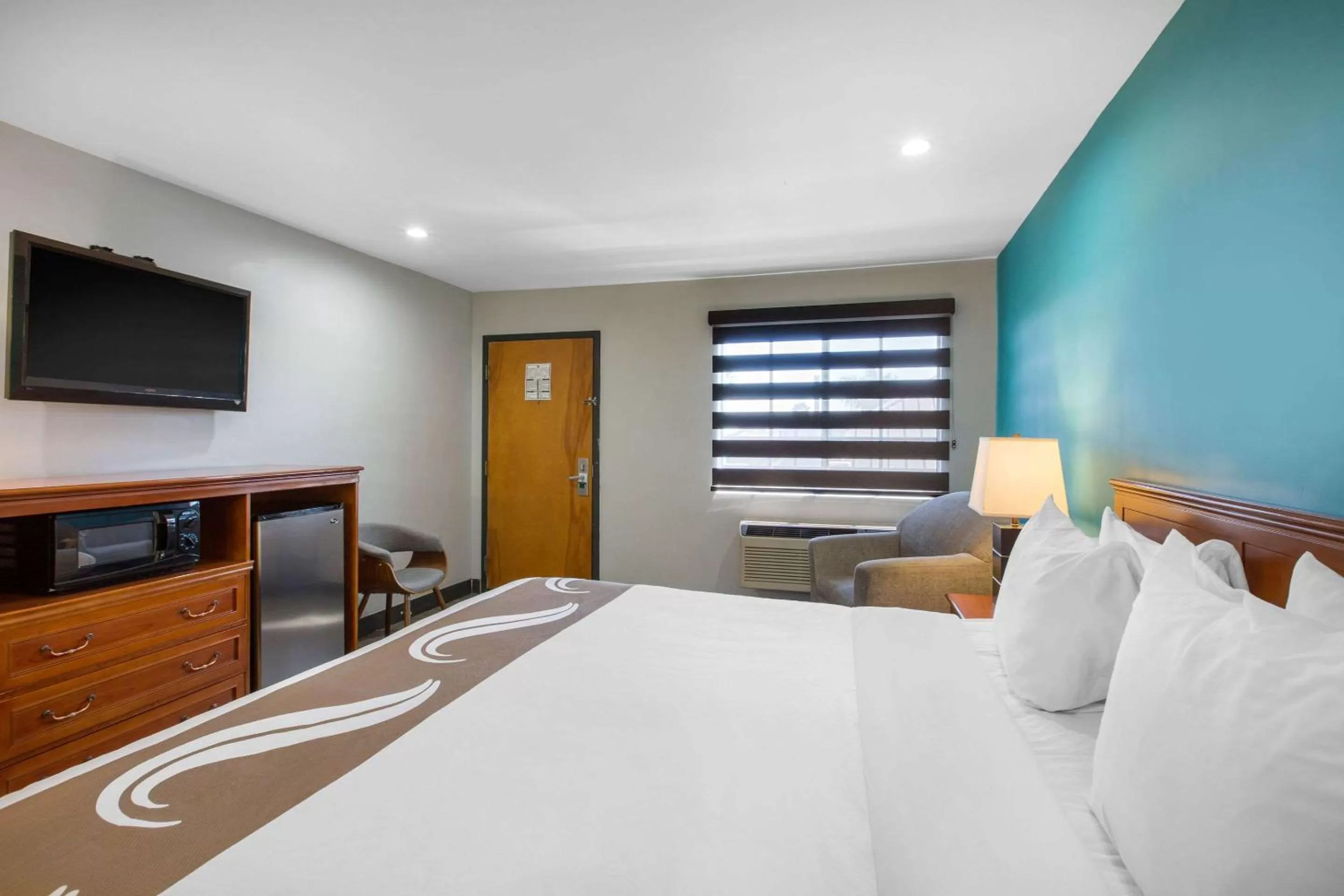 Bedroom, Bed in Quality Inn Near Hollywood Walk of Fame