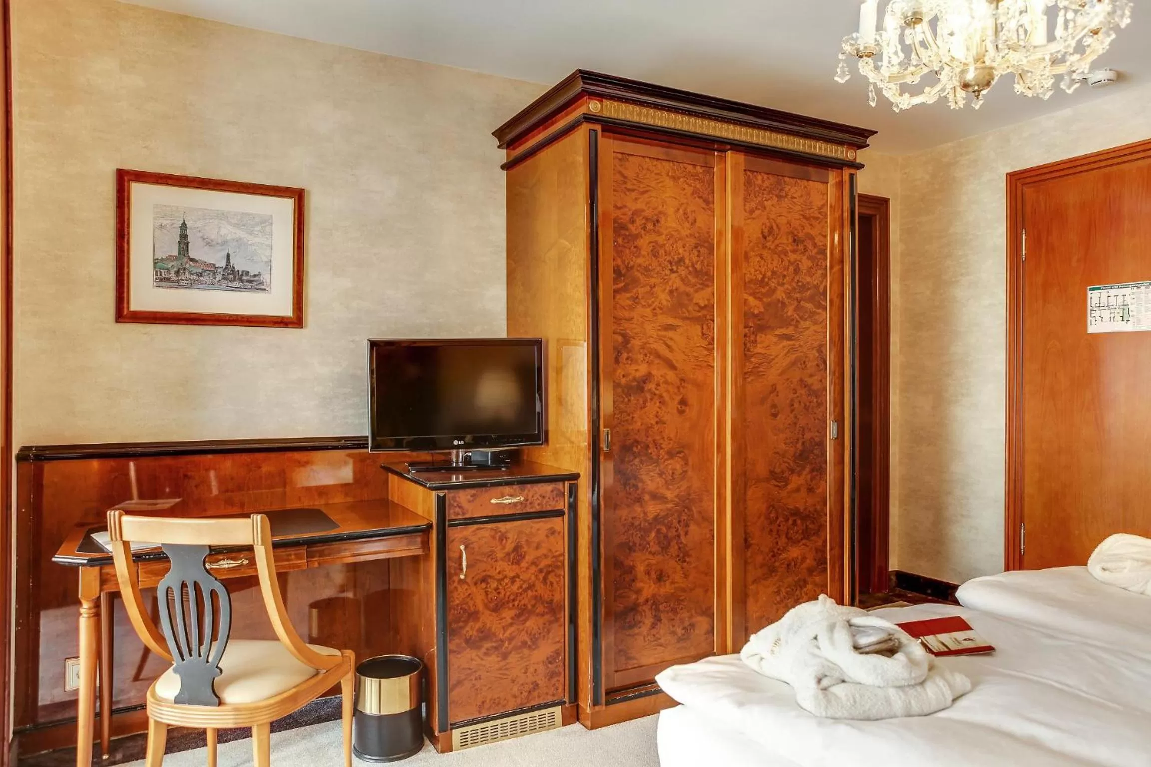 Photo of the whole room, Bed in SEETELHOTEL Ahlbecker Hof das elegante Traditionshotel & ruhiger Rückzugsort an der Ostsee