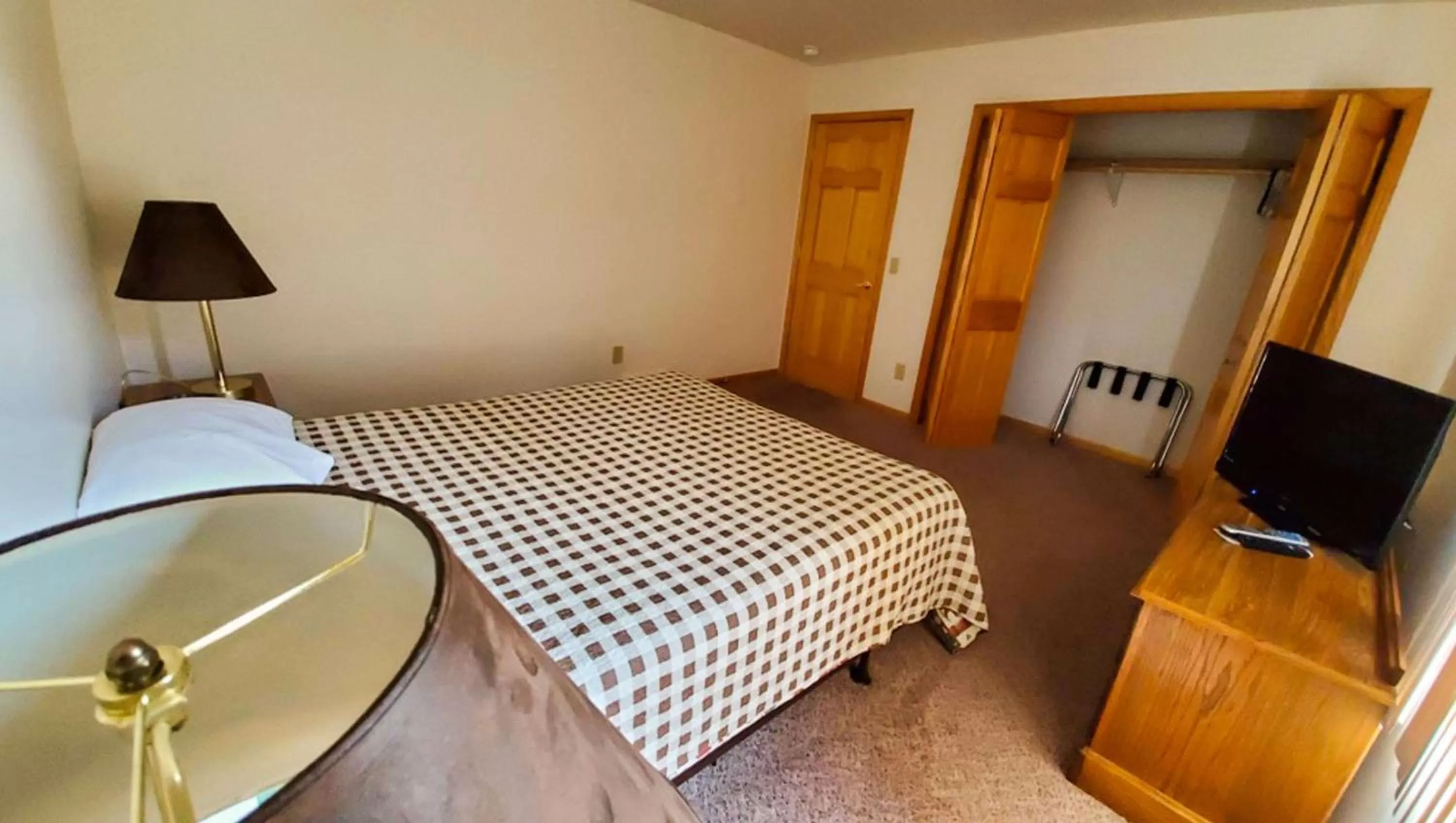 Photo of the whole room, Bed in Jasper Ridge Inn Ishpeming