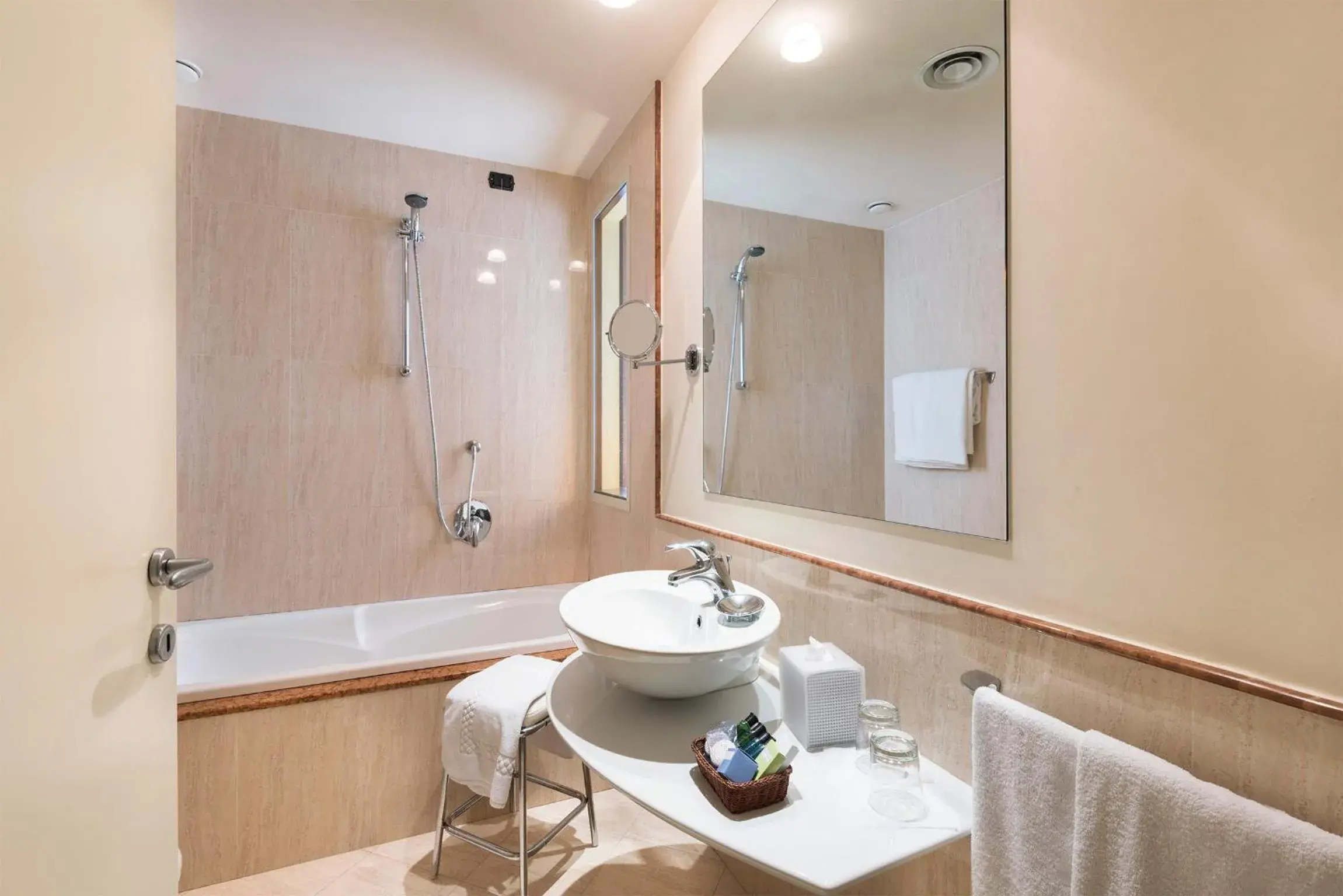 Superior Junior Suite with Terrace and Lake View in Il Porticciolo Superior Junior Suite with Terrace and Lake View in Il Porticciolo