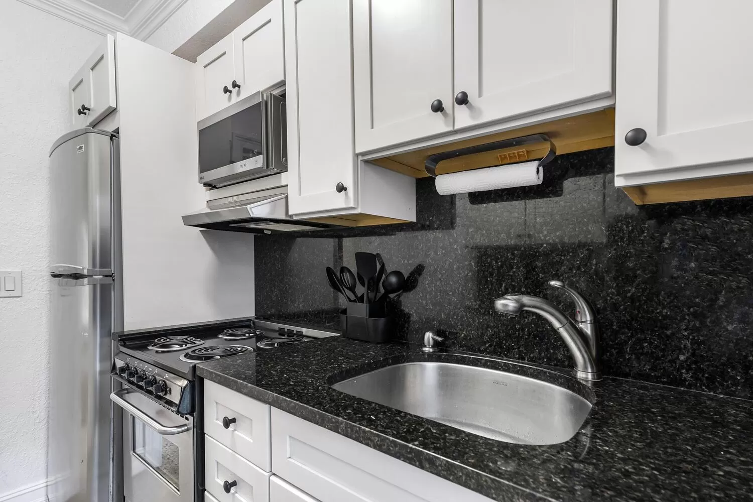 Kitchen or kitchenette in Alani Bay Villas