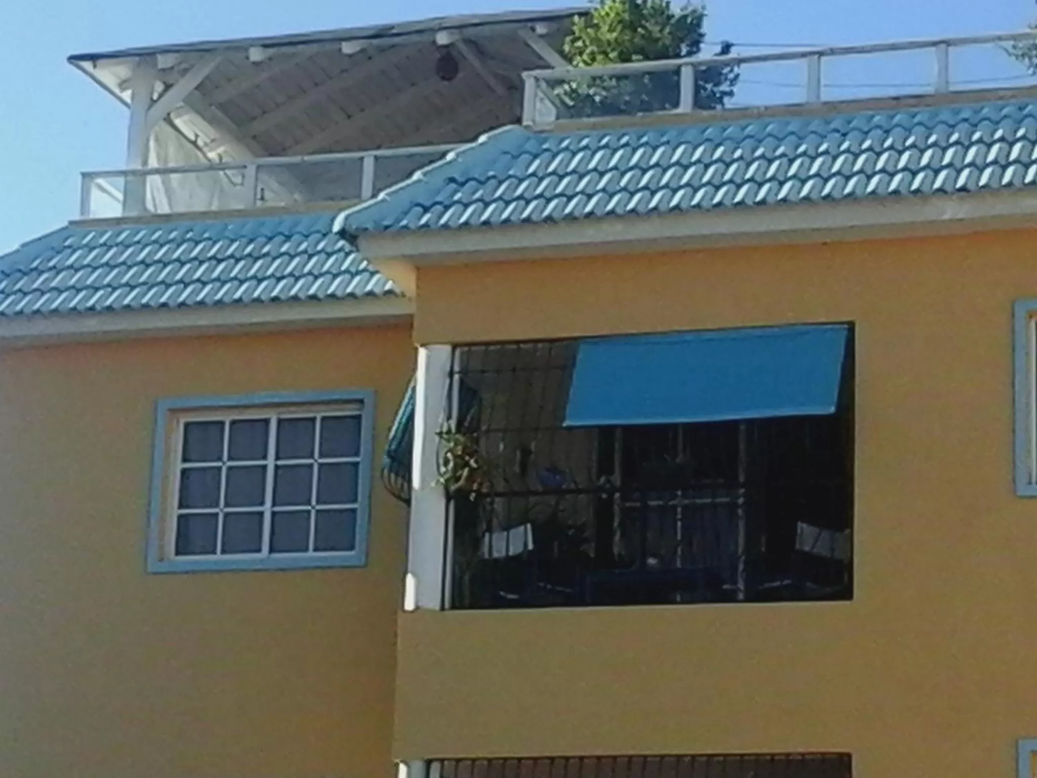 Property building in Nely y Pietro share apartment