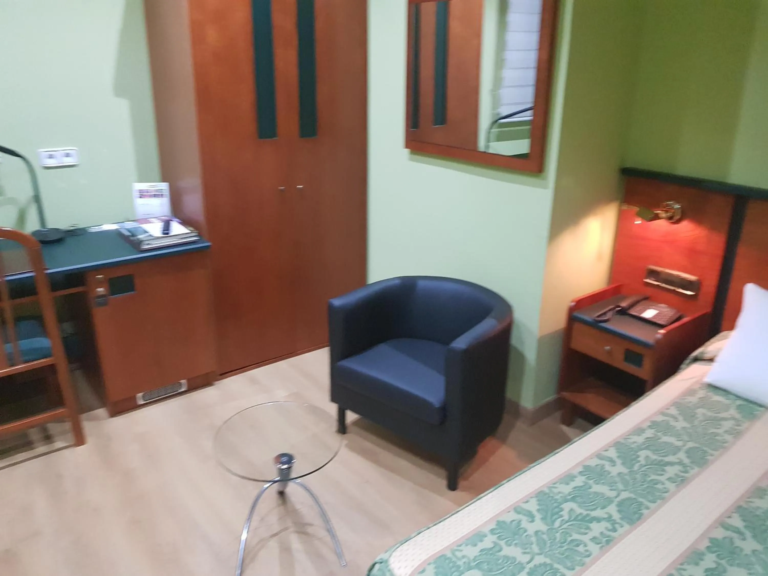 Photo of the whole room, Bed in Idh Angel