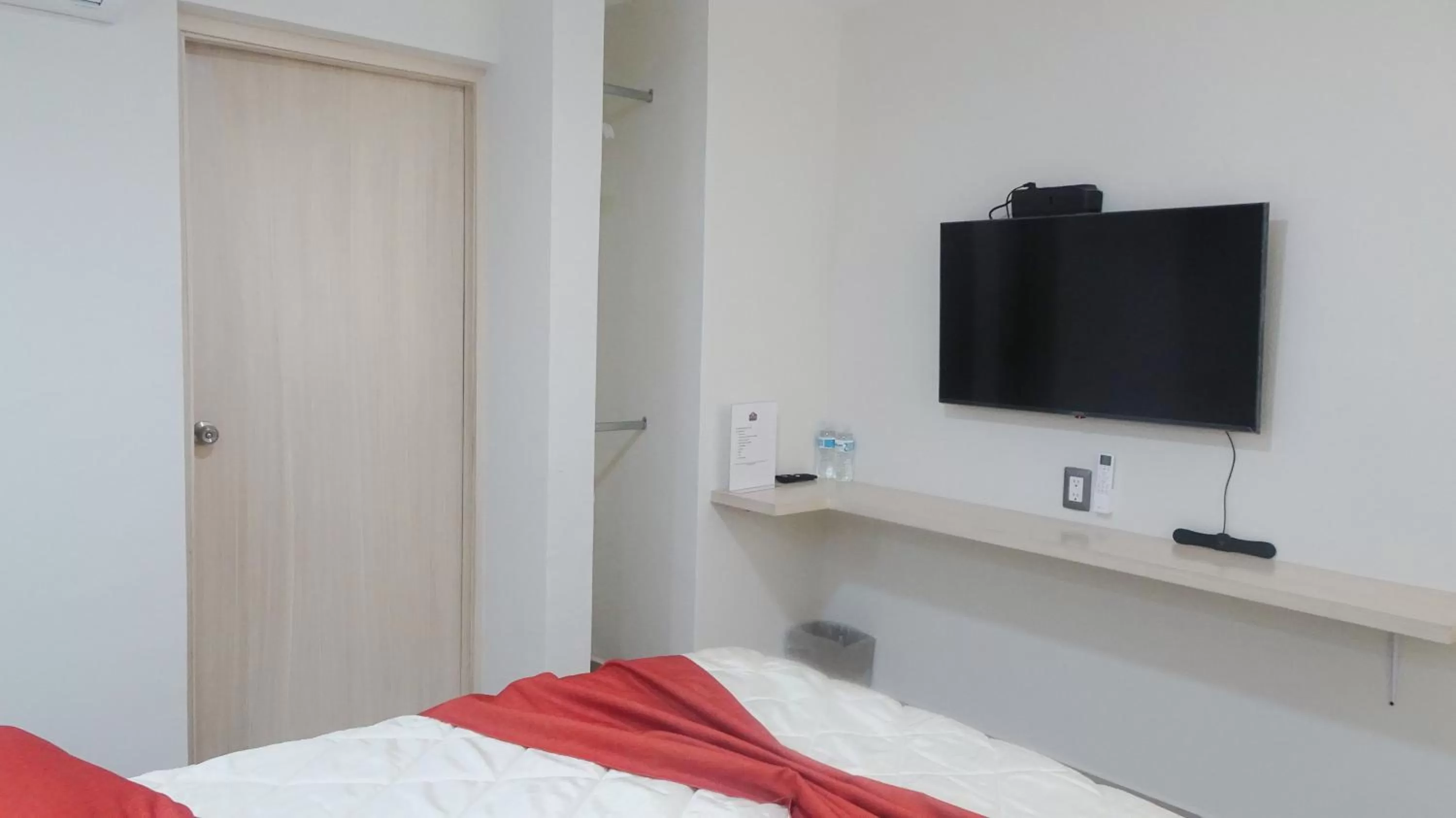 TV and multimedia in Suites San Luis