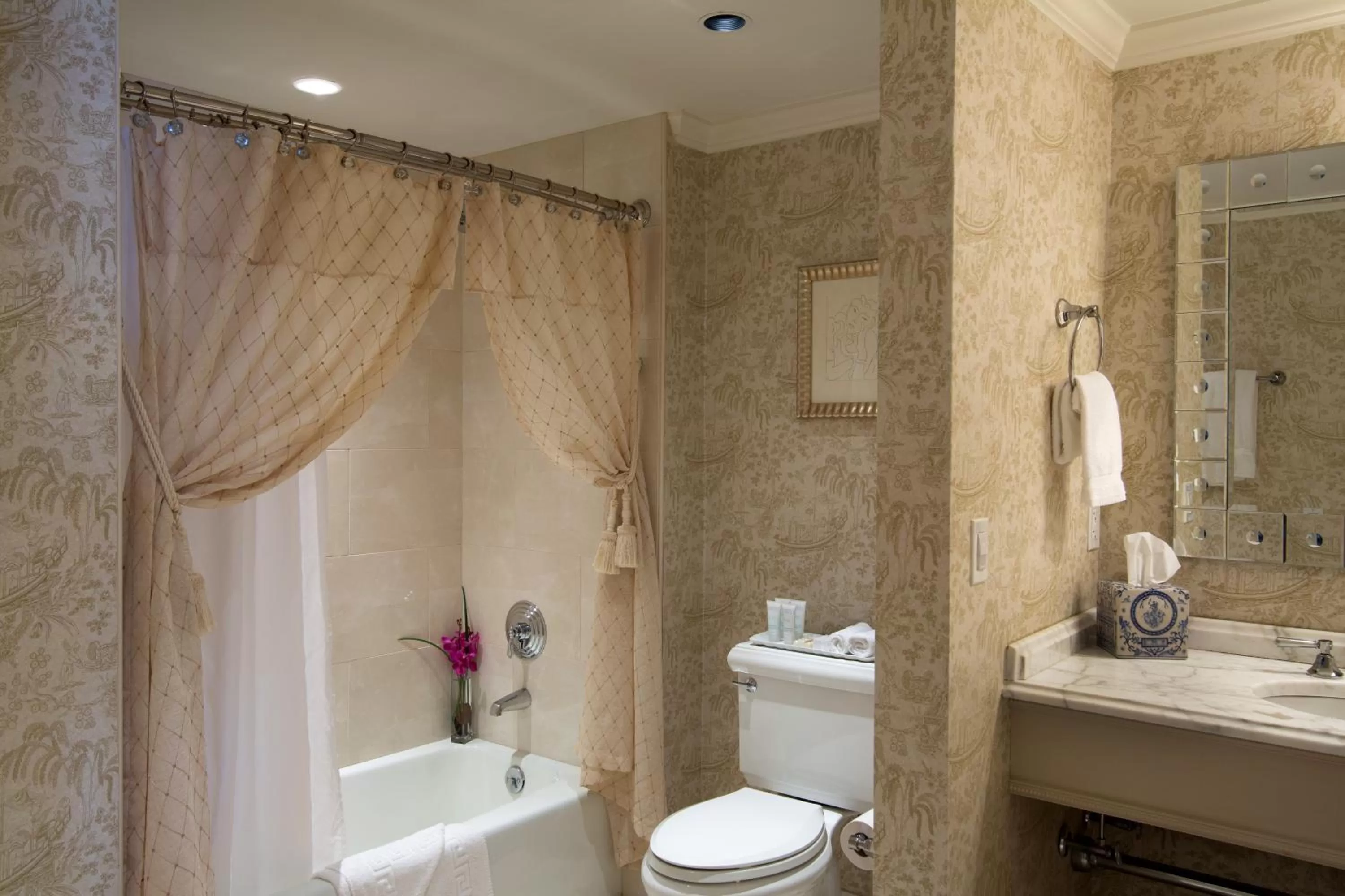 Shower in Saybrook Point Resort & Marina