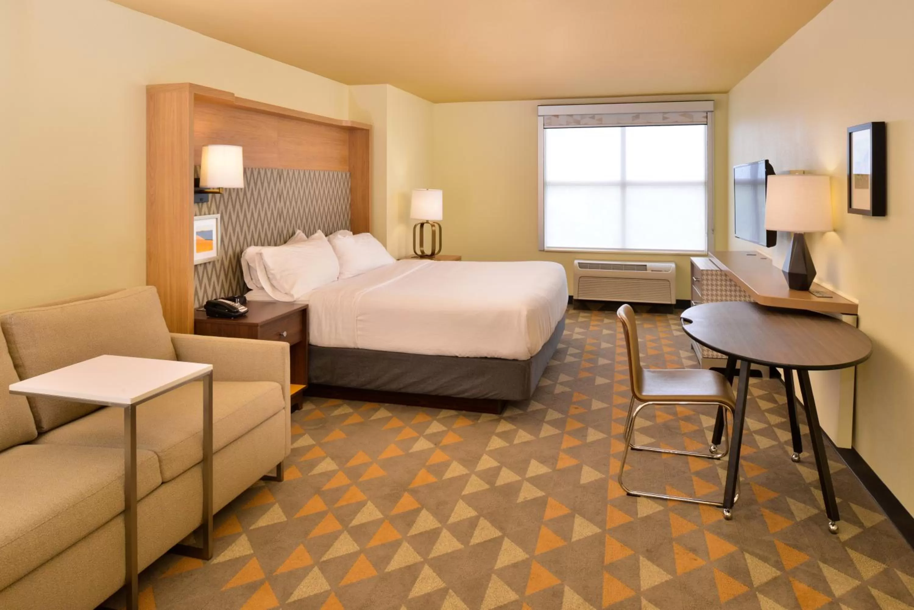 Photo of the whole room, Bed in Holiday Inn Kansas City Airport by IHG