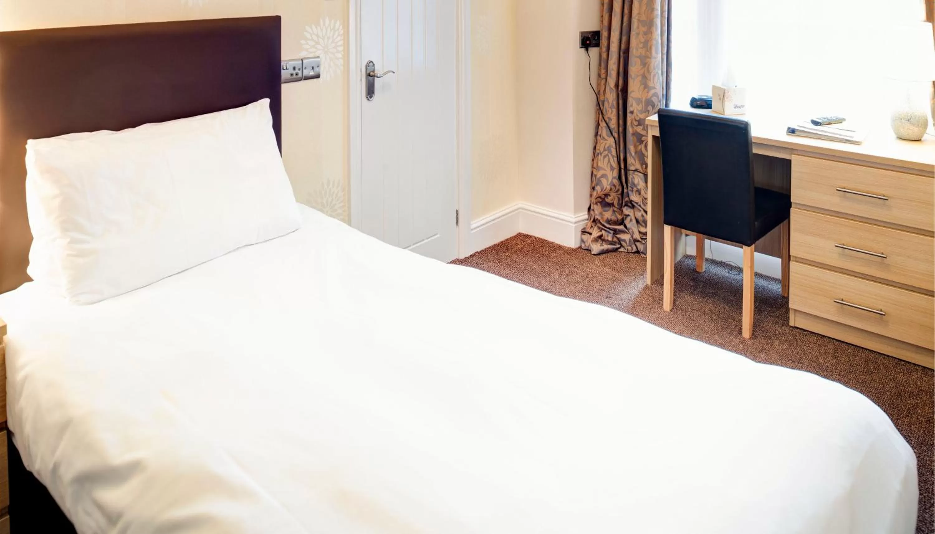 Bedroom, Bed in Best Western The Royal Chase Hotel