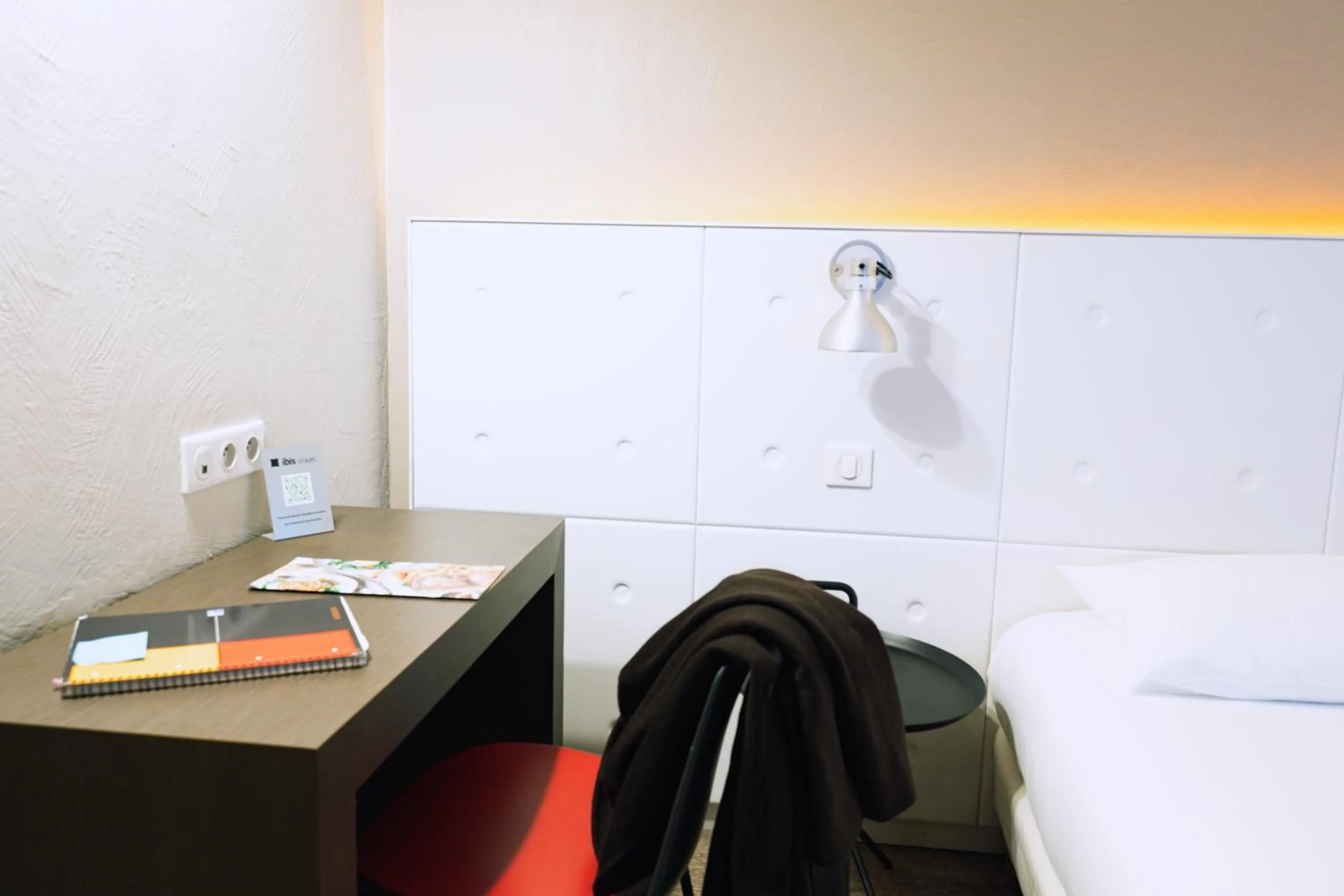 Photo of the whole room, Bed in ibis Styles Lyon Sud Vienne