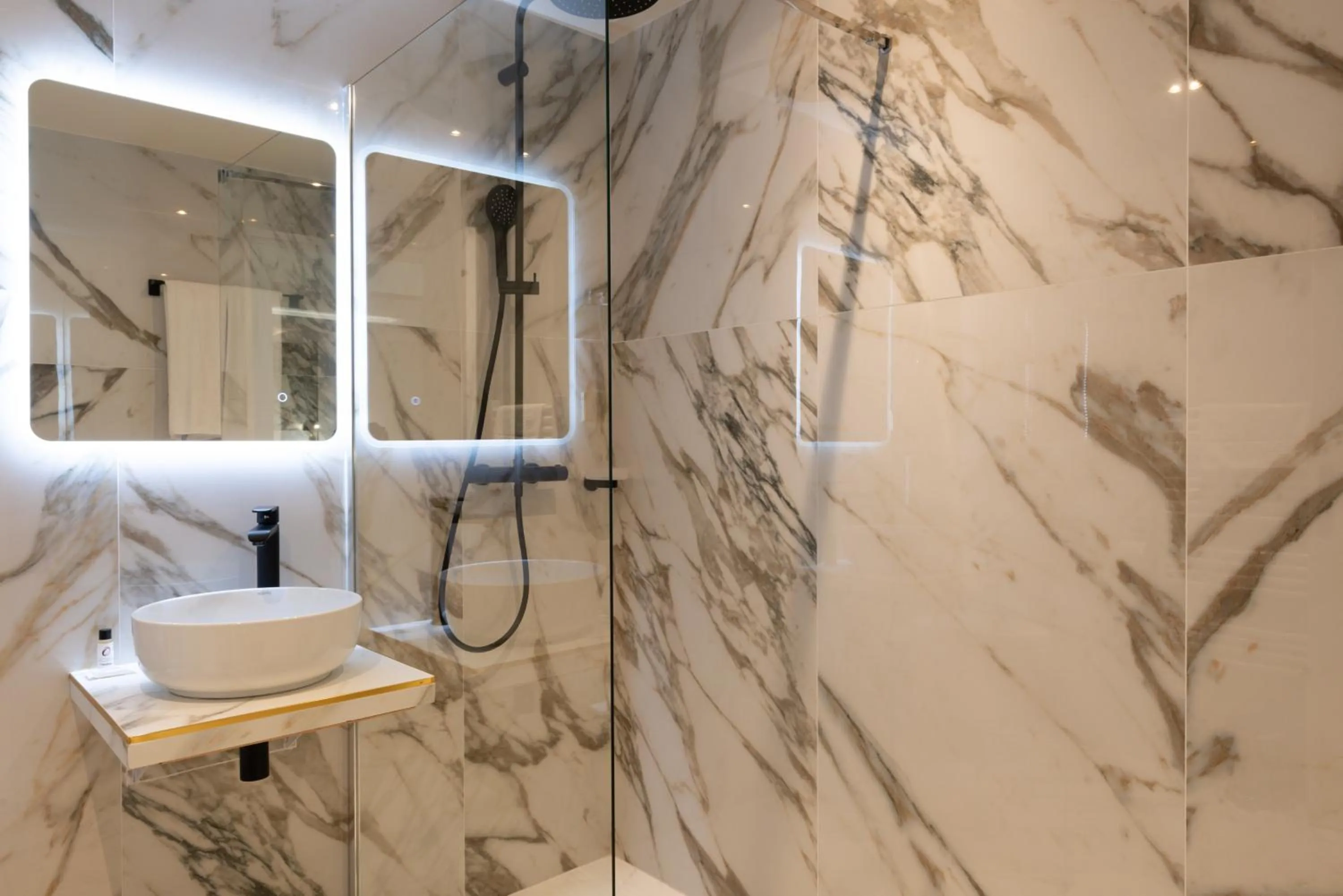 Bathroom in The Originals Boutique, Parc Hôtel, Orléans Sud