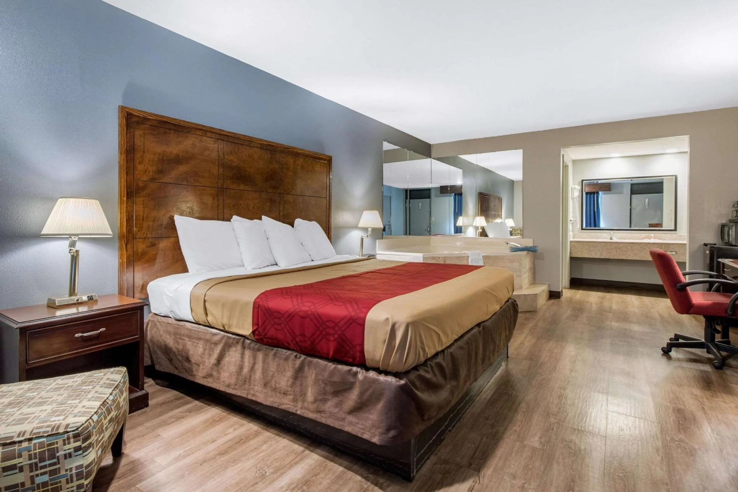 Photo of the whole room, Bed in Econo Lodge Aiken Central