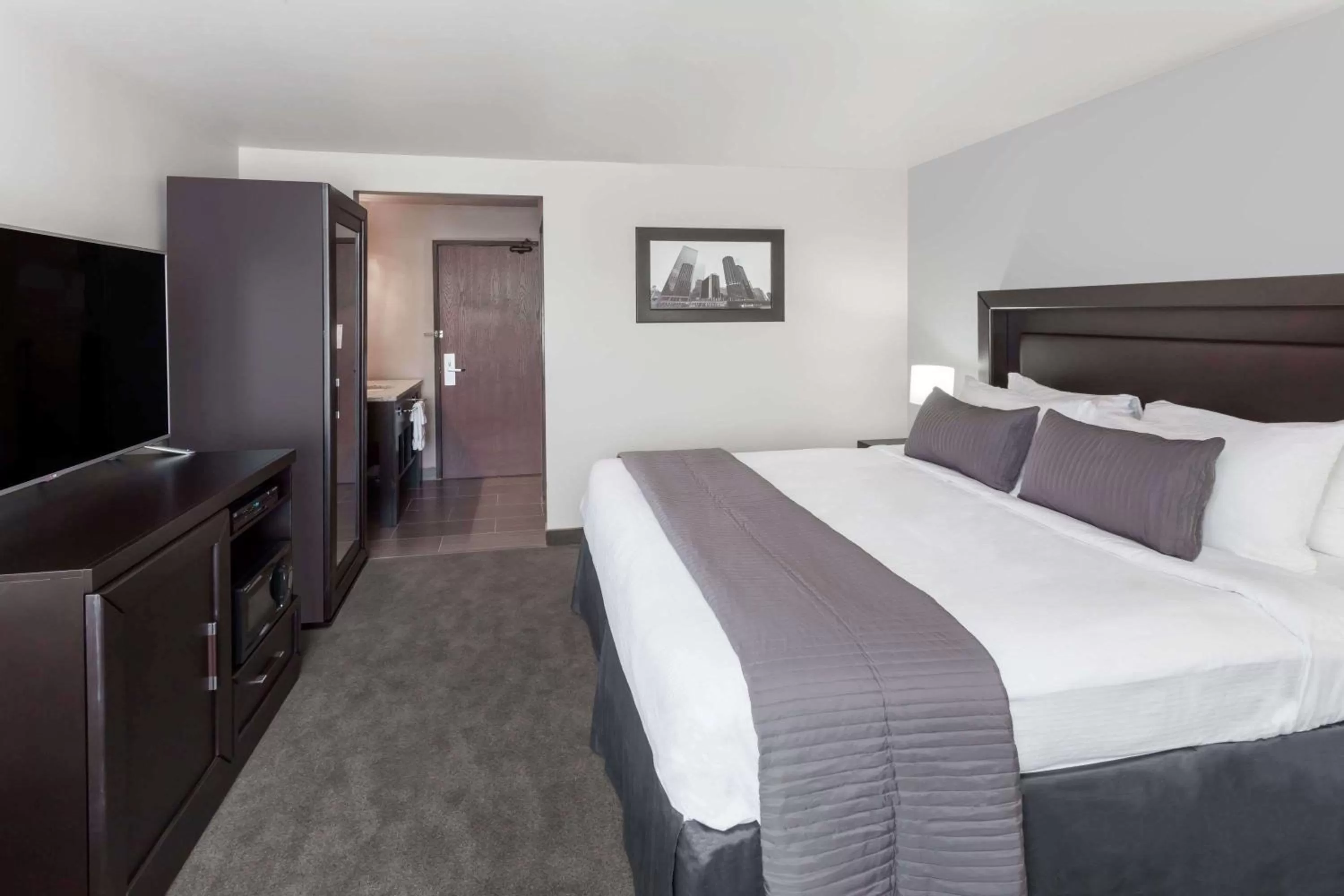 Photo of the whole room, Bed in Baymont by Wyndham Glenview