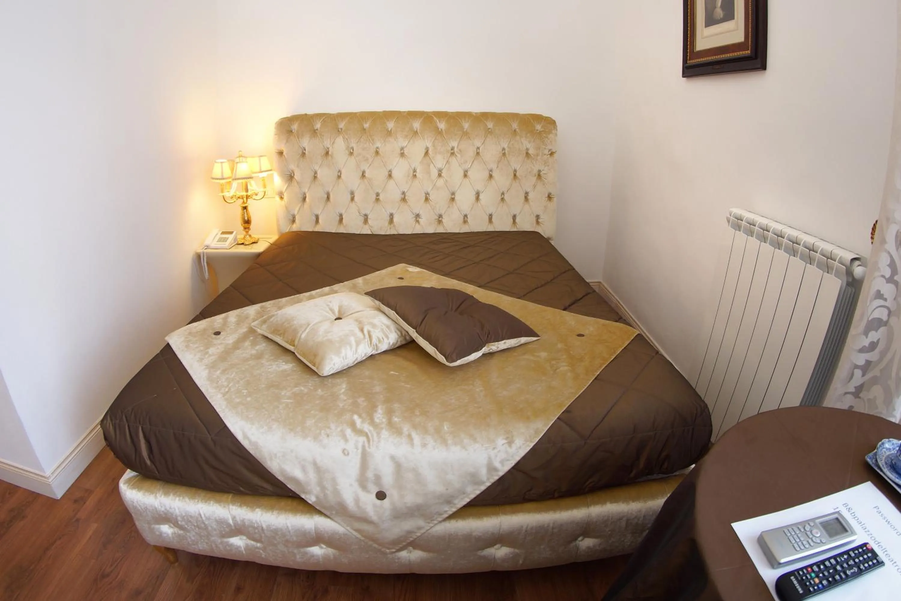 Photo of the whole room, Bed in B&B Palazzo del Teatro