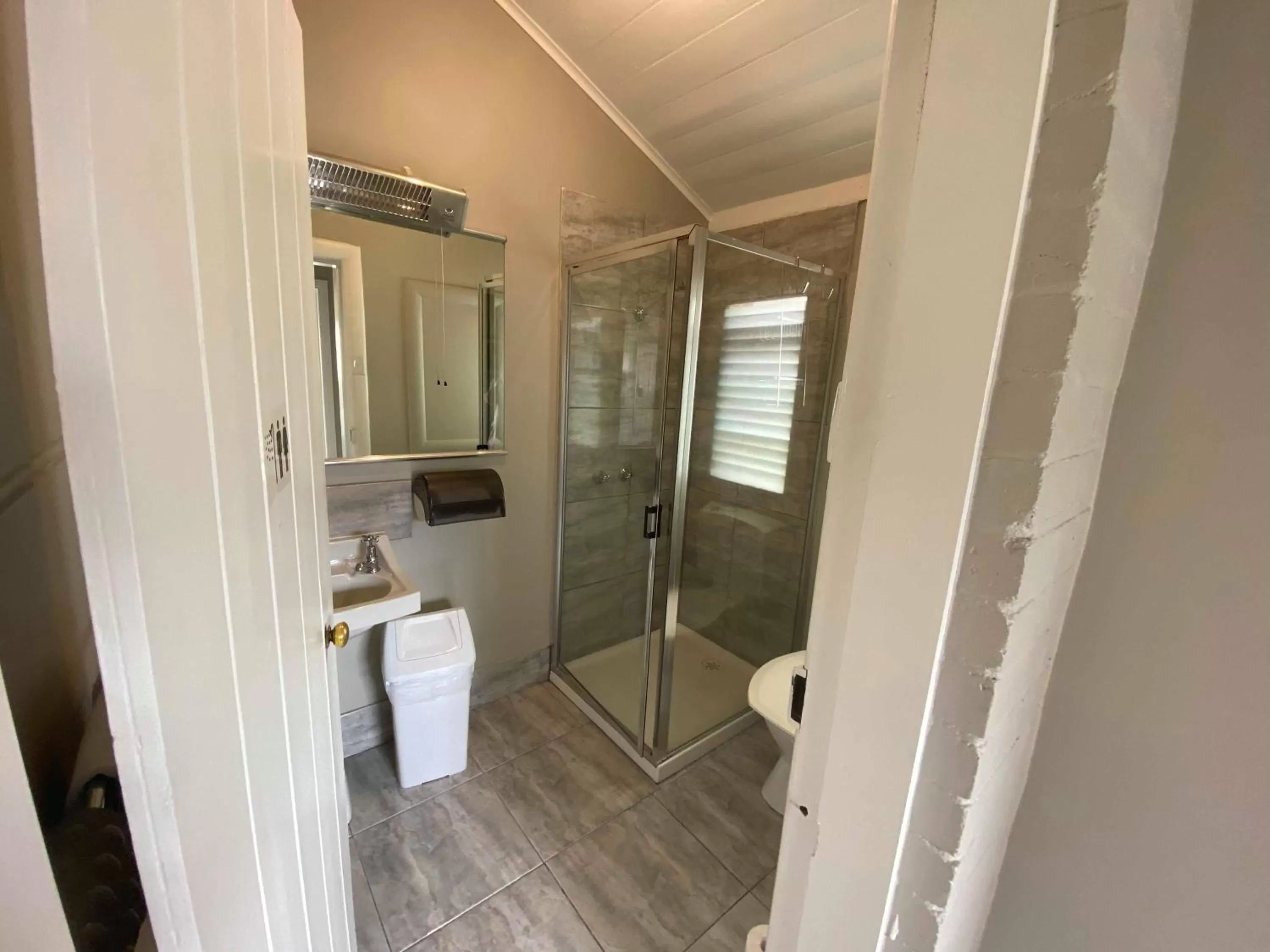 Bathroom in Edinburgh Gallery Bed & Breakfast