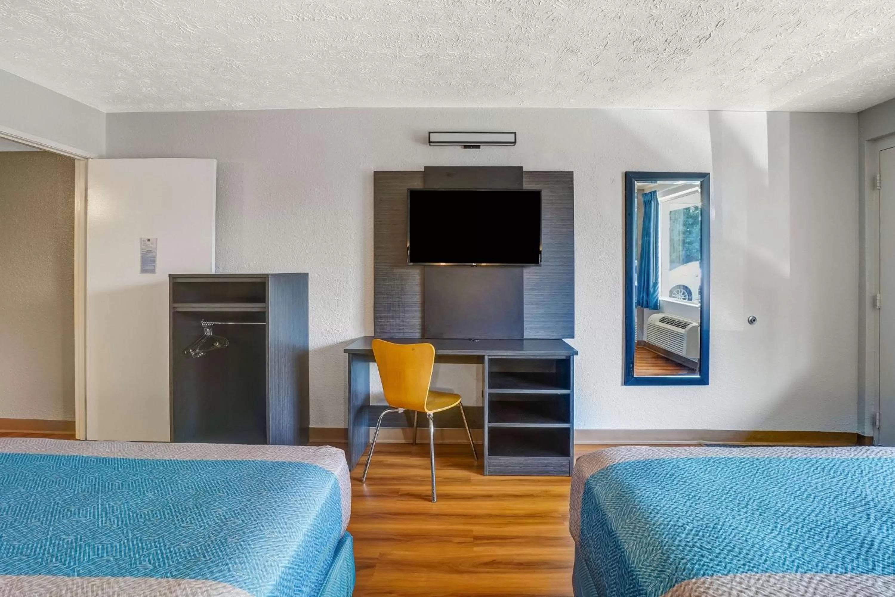 Photo of the whole room, Bed in Motel 6-Lexington, KY - East I-75