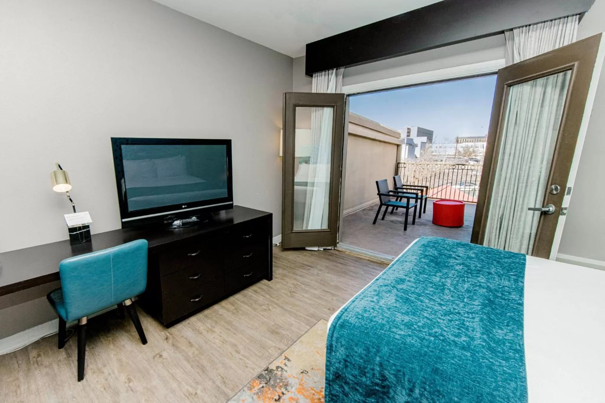 Photo of the whole room, Bed in Hotel Indigo San Antonio Riverwalk by IHG