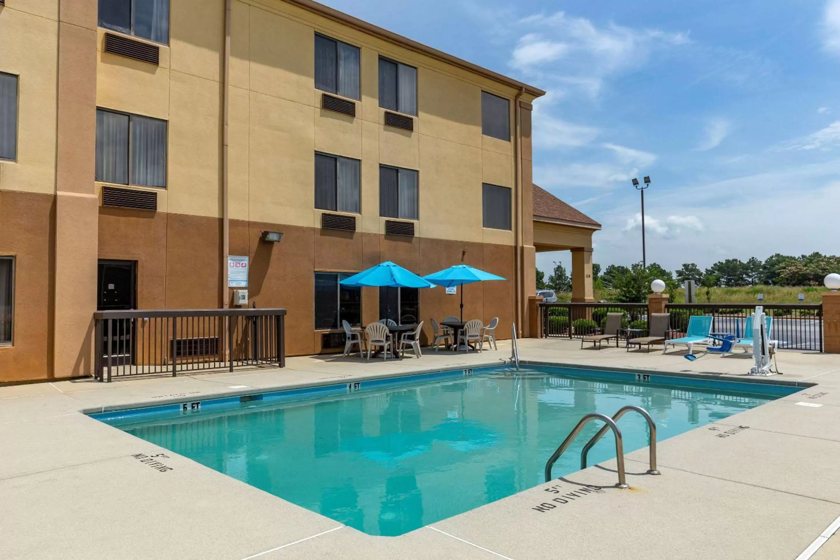 Swimming pool in Comfort Inn Garner Clayton I-40