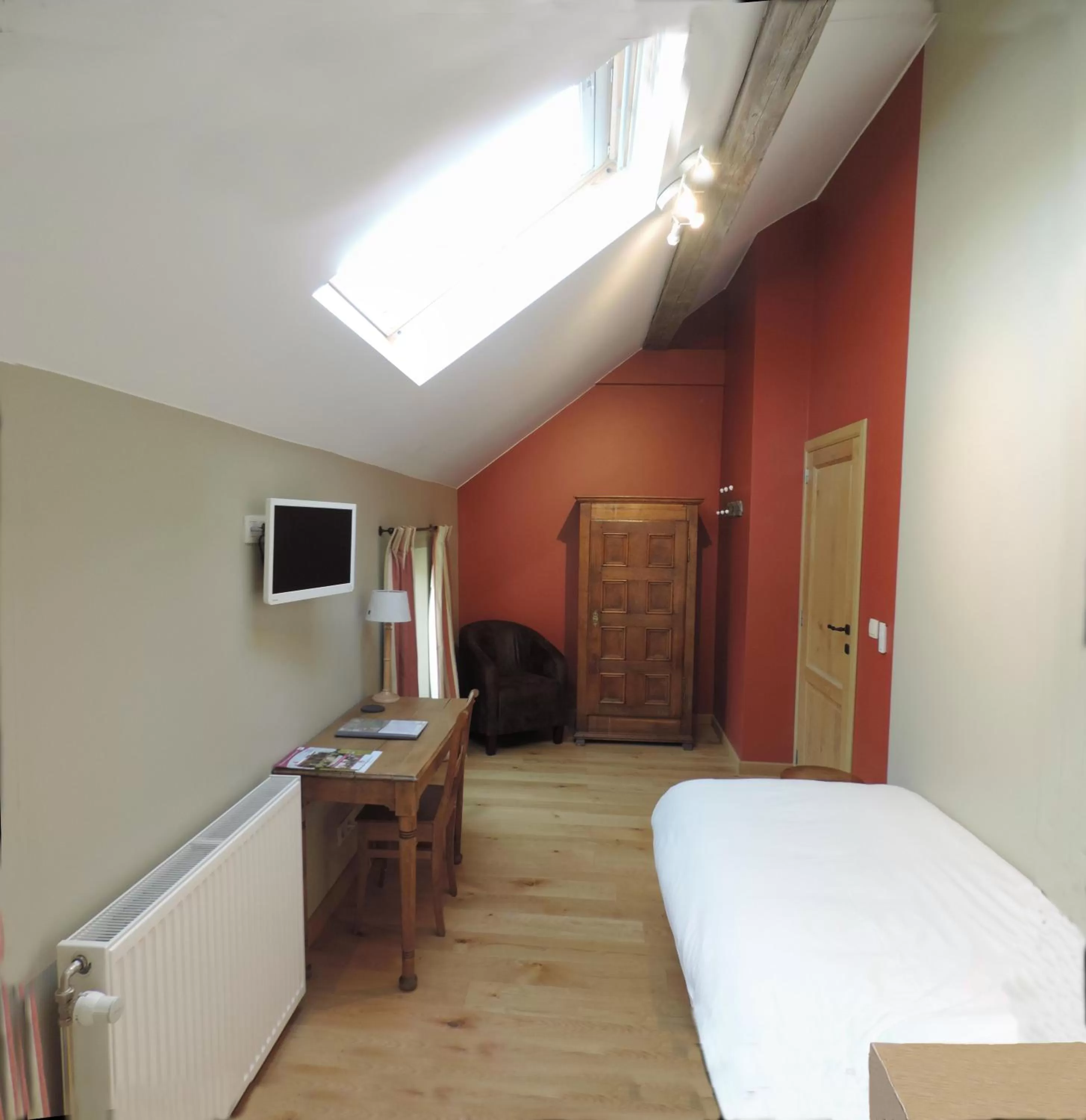 Bedroom, TV/Entertainment Center in B&B Le Valangré