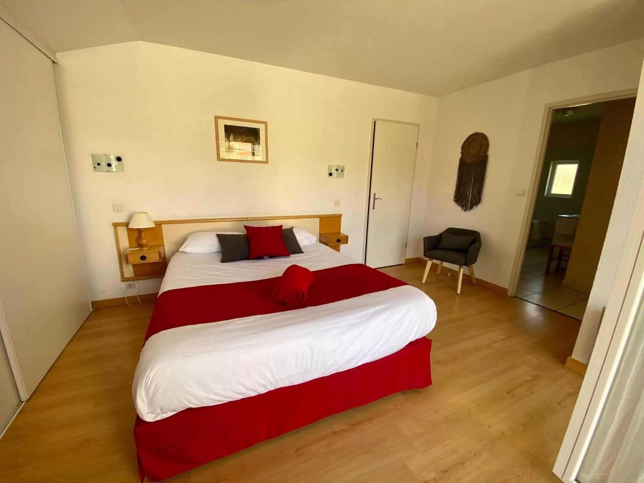 Photo of the whole room, Bed in Hotel Restaurant La Dame du Lac