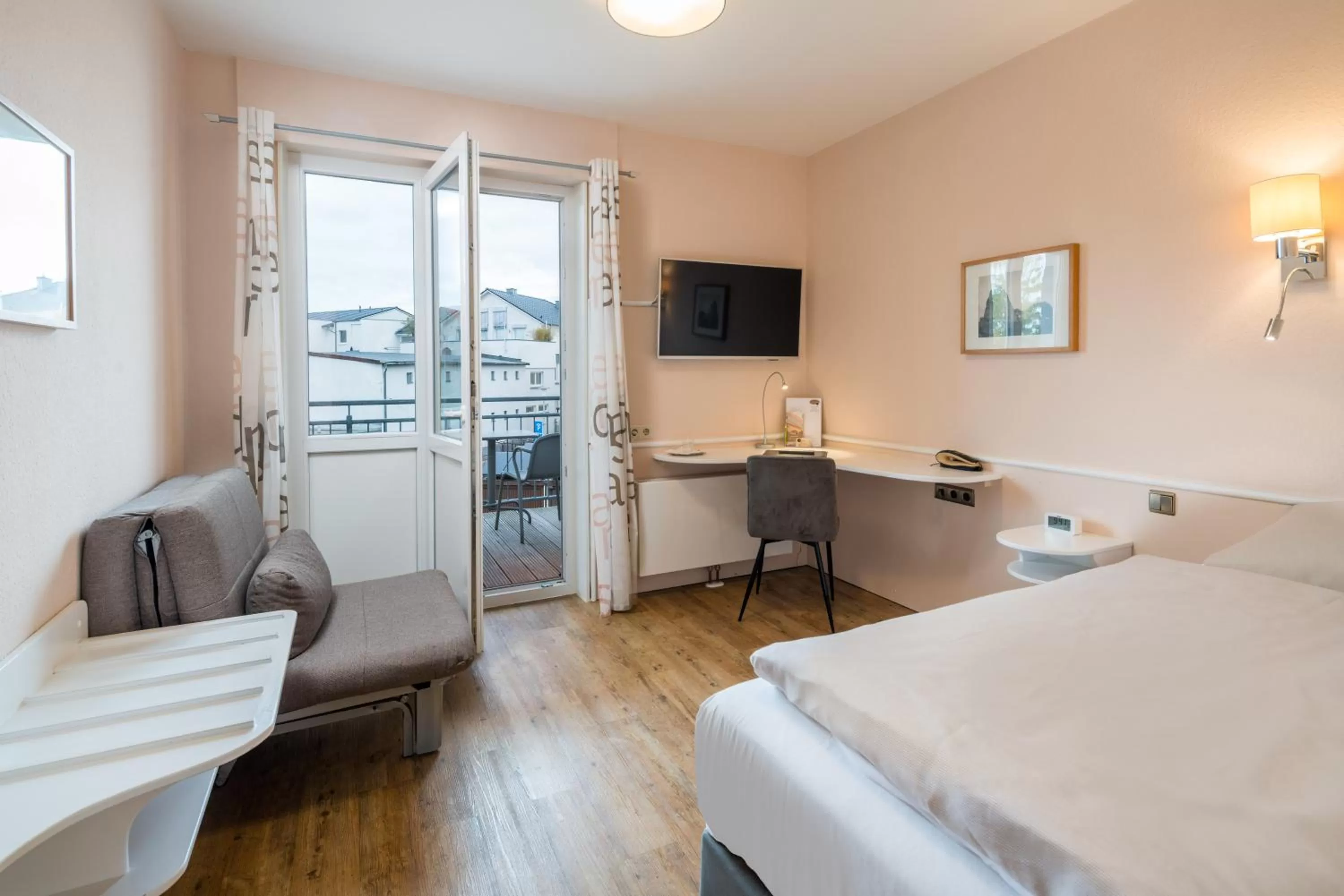 Communal lounge/ TV room, Bed in Schäfers Hotel, Self-Check-in, Cafe und Bäcker am Hotel