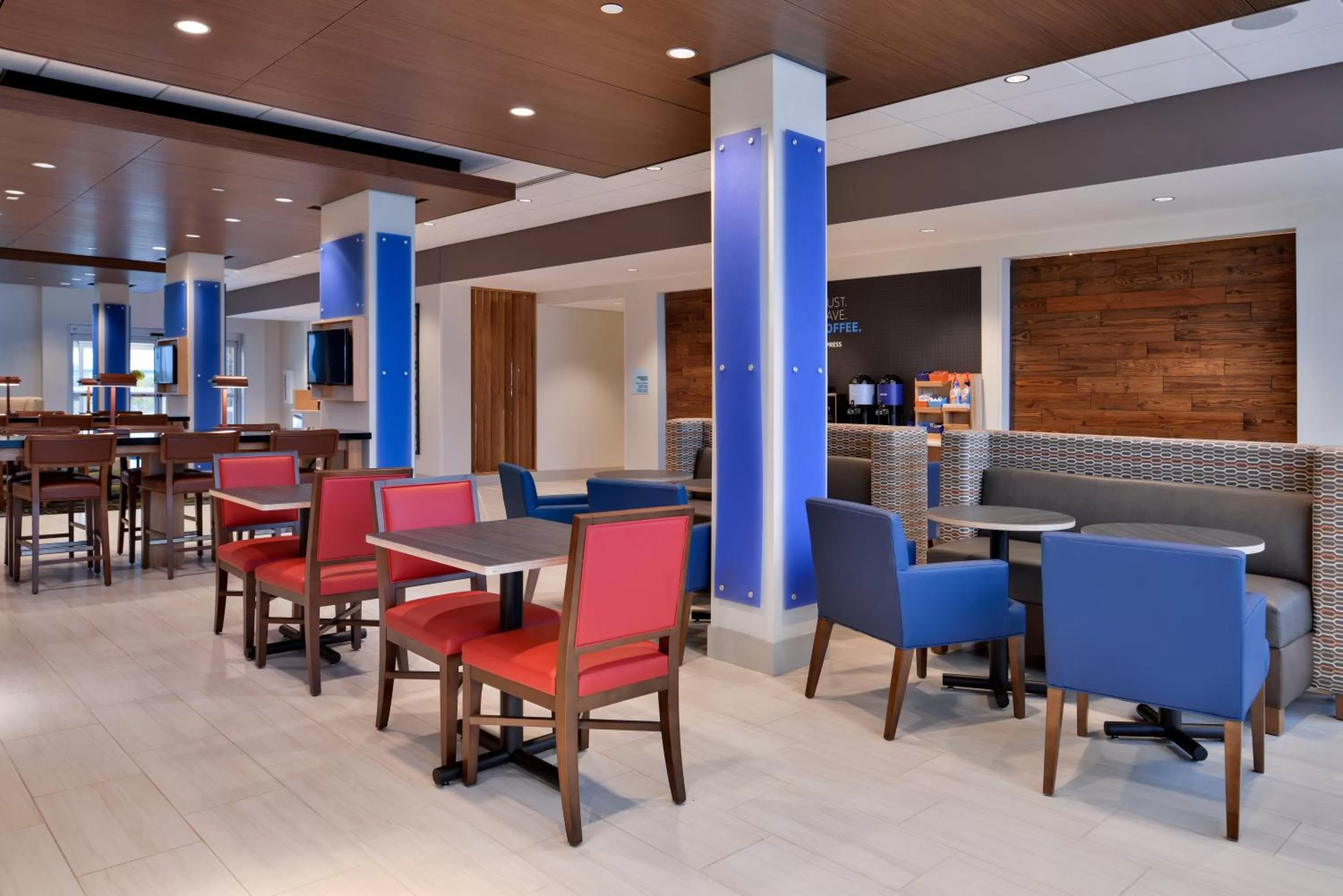 Lobby or reception in Holiday Inn Express & Suites - Marshalltown by IHG