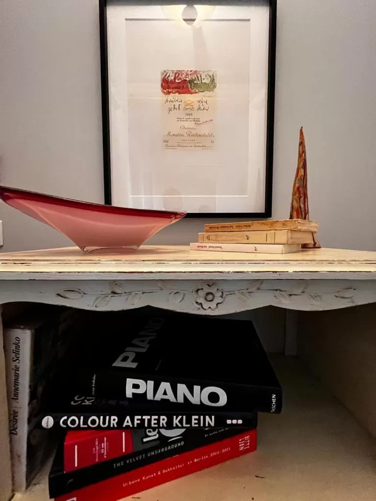 Decorative detail in Le Jardin des Lys