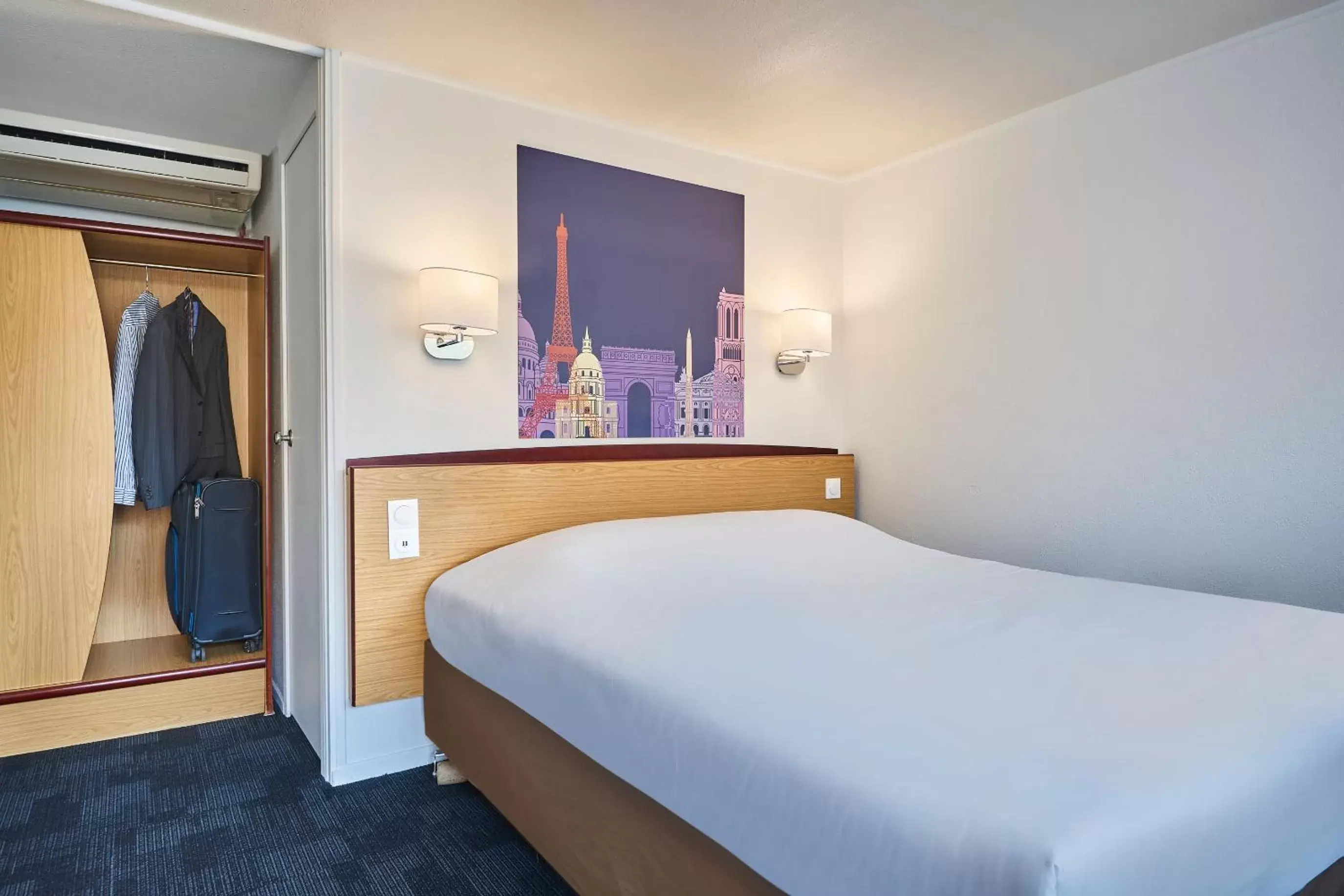 2 Single Beds 1 Junior Bed (Up To 10 Years) in Kyriad Niort - La Crèche 2 Single Beds 1 Junior Bed (Up To 10 Years) in Kyriad Niort - La Crèche