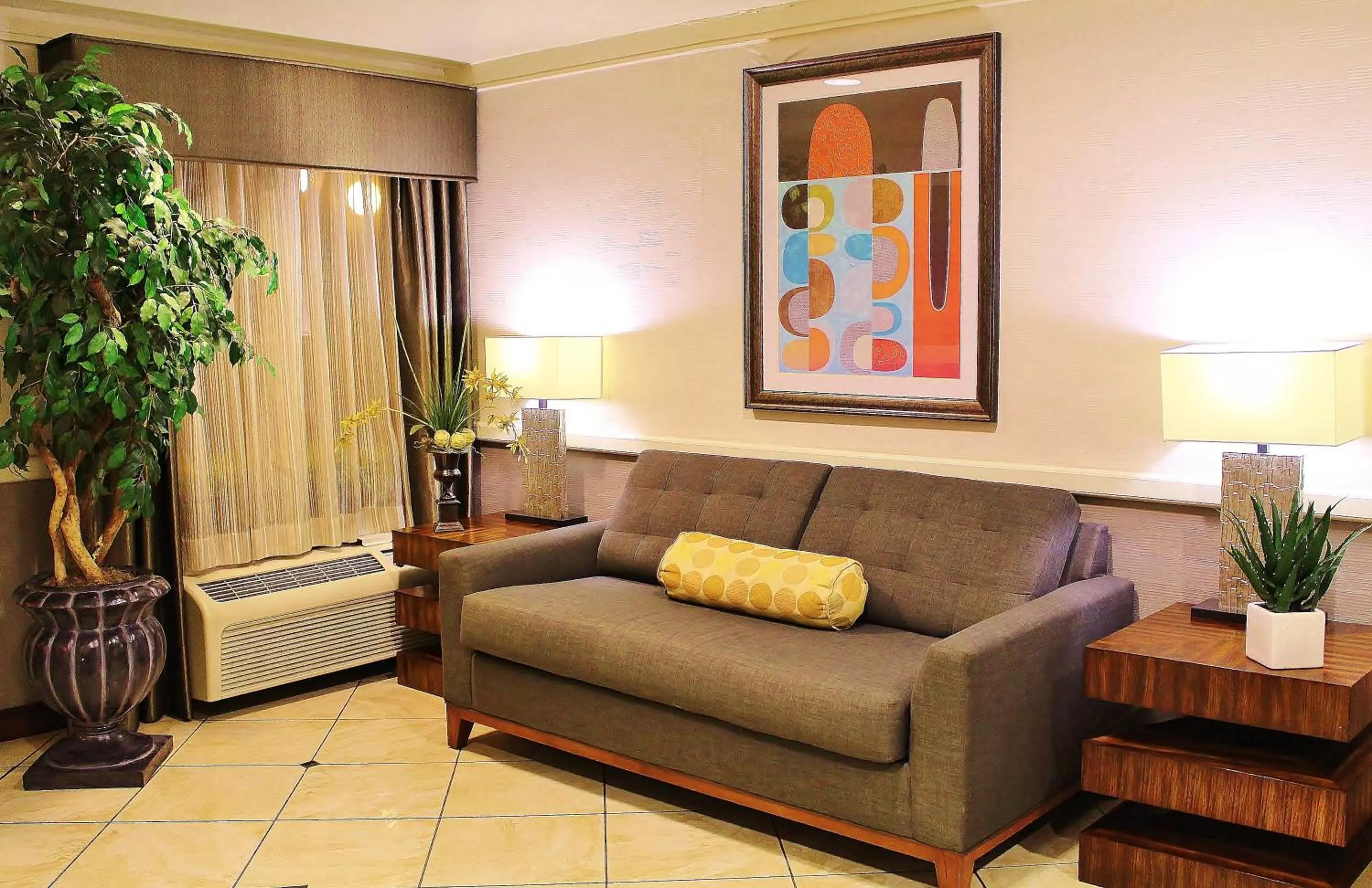 Seating area in Baymont by Wyndham Flagstaff