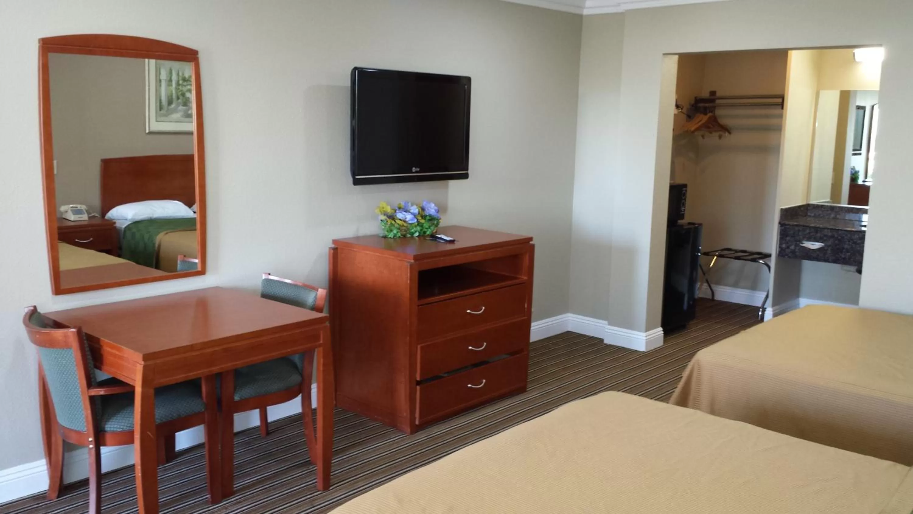 TV and multimedia, Bed in Regency Hotel - Moreno Valley
