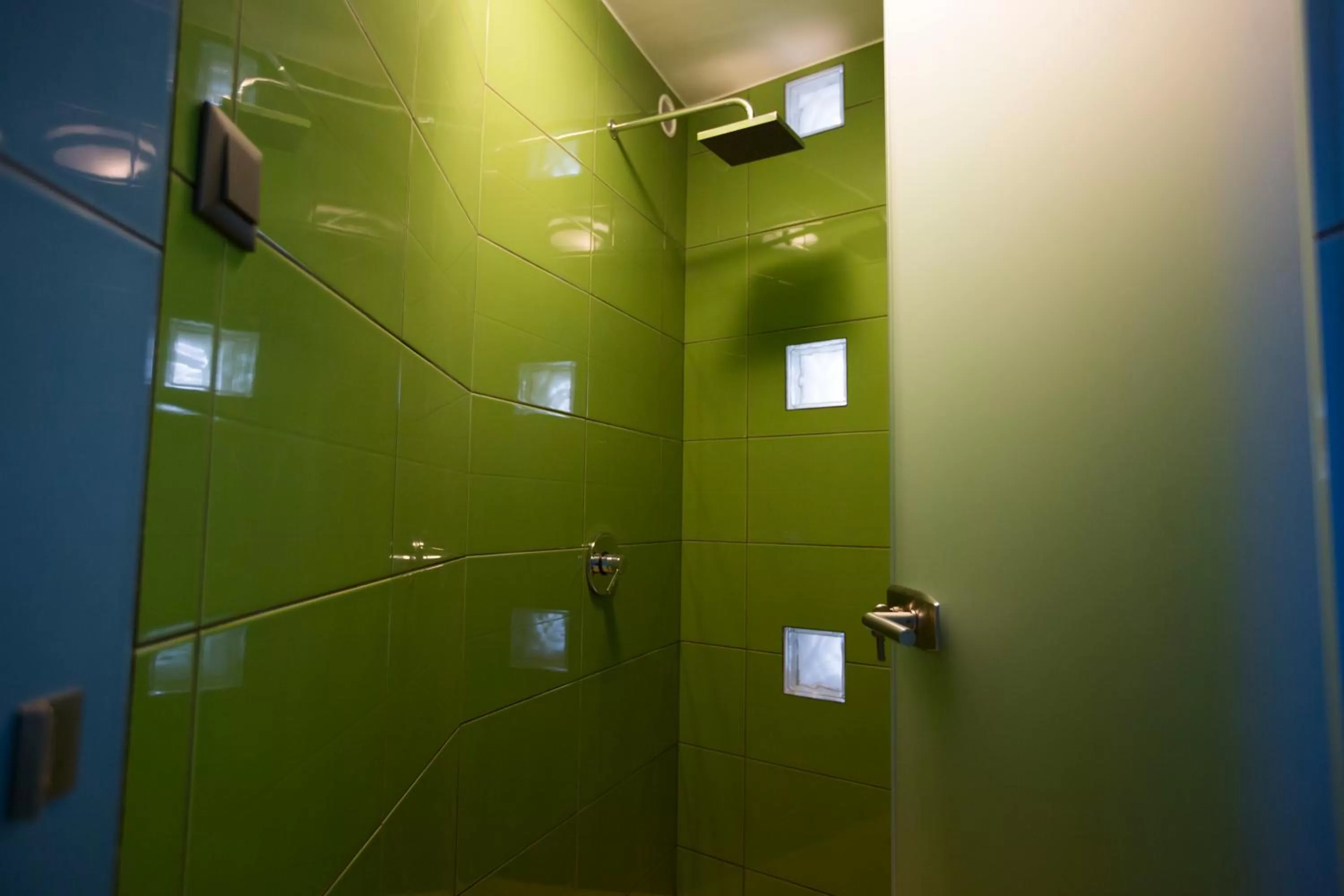 Shower, Bathroom in Pole Position Beach Hotel