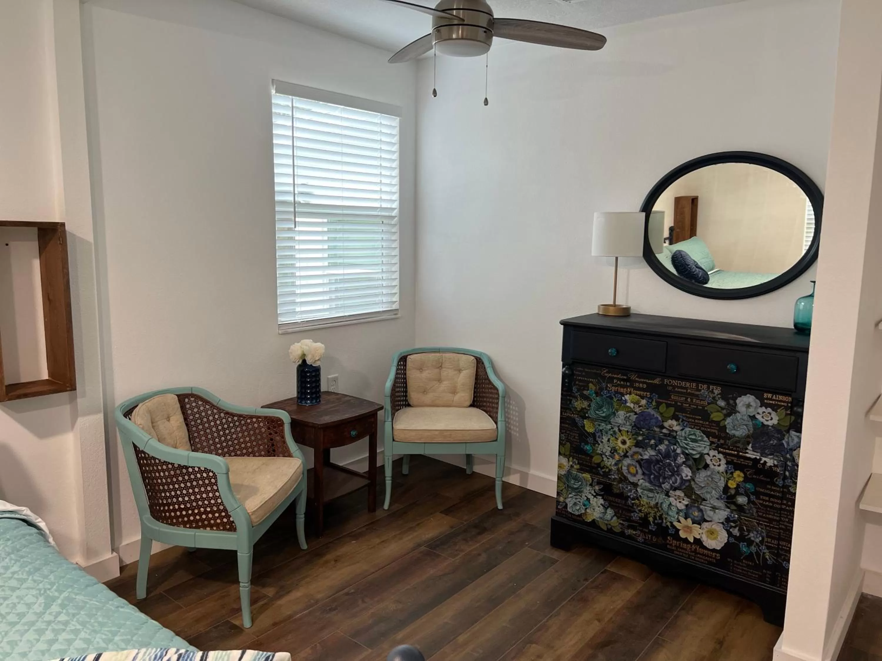 Seating area in Nature Coast Inn & Cottages