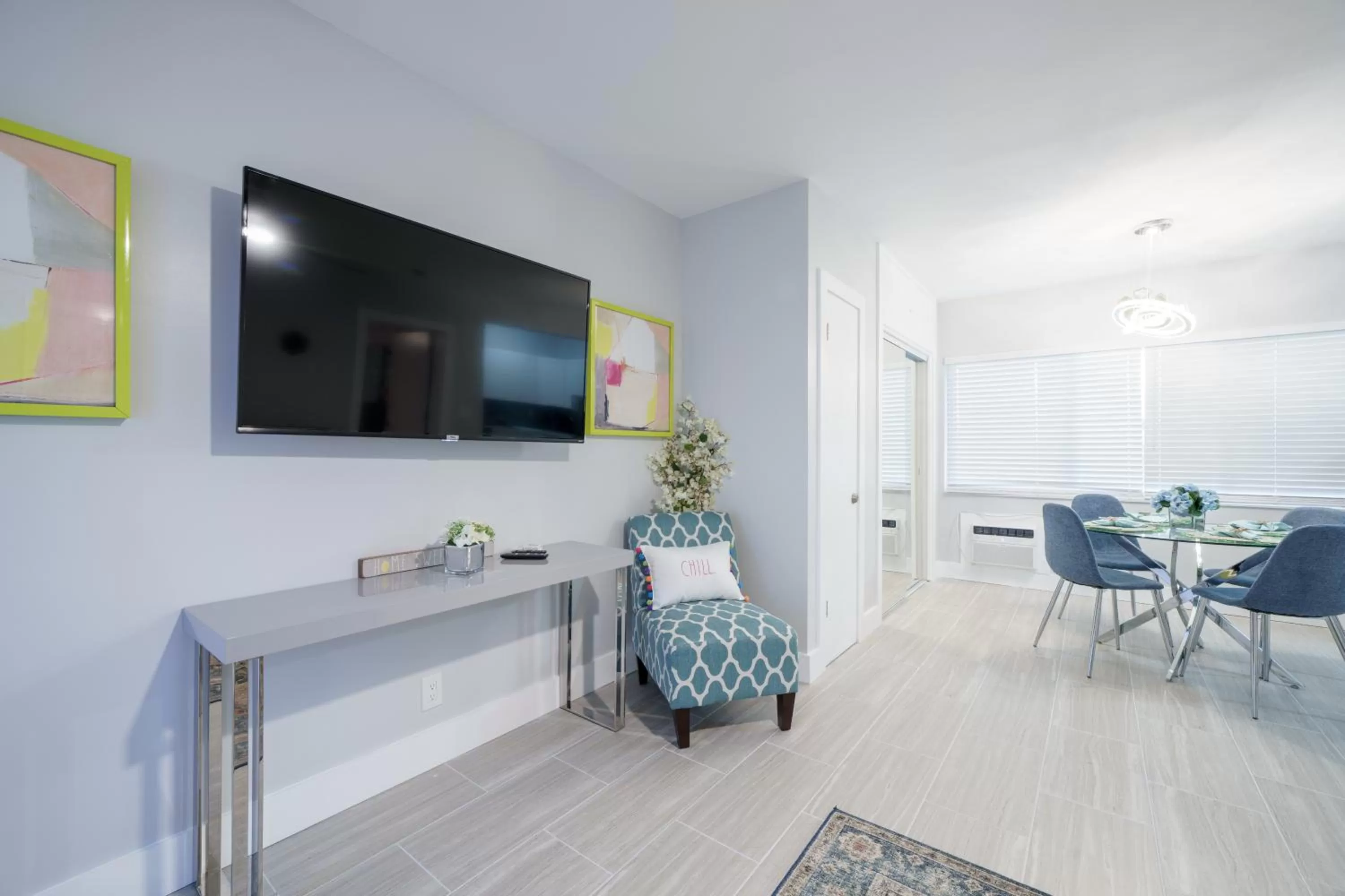 TV and multimedia in The Surf Hollywood Beach