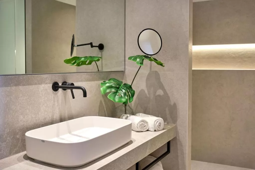 Bathroom in L'Avenida