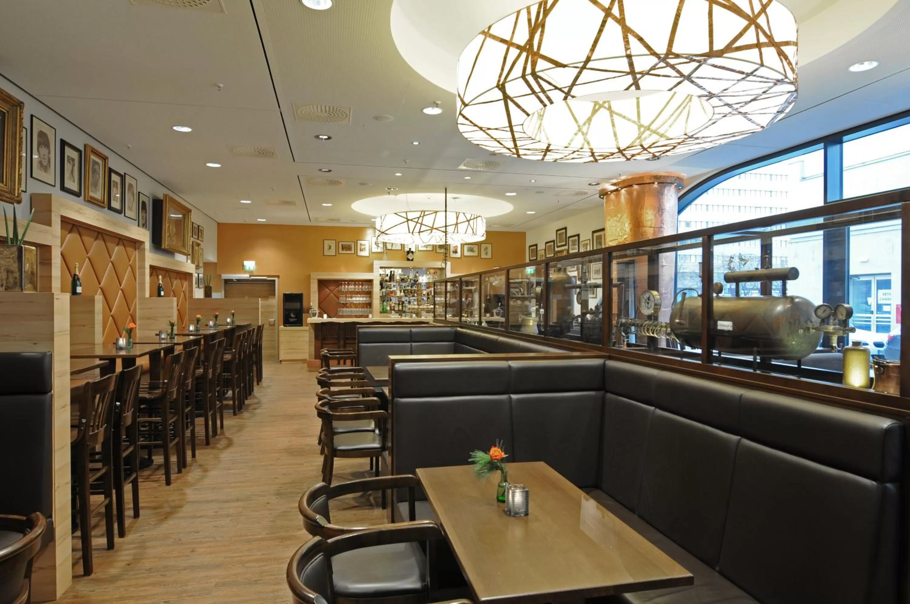 Lounge or bar in H4 Hotel Berlin Alexanderplatz