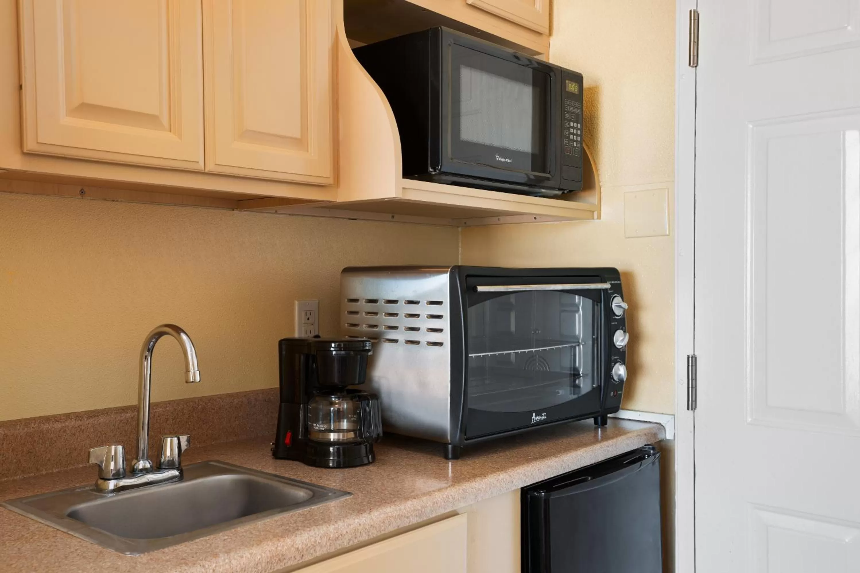Kitchen or kitchenette in Howard Johnson by Wyndham Ocean City Oceanfront