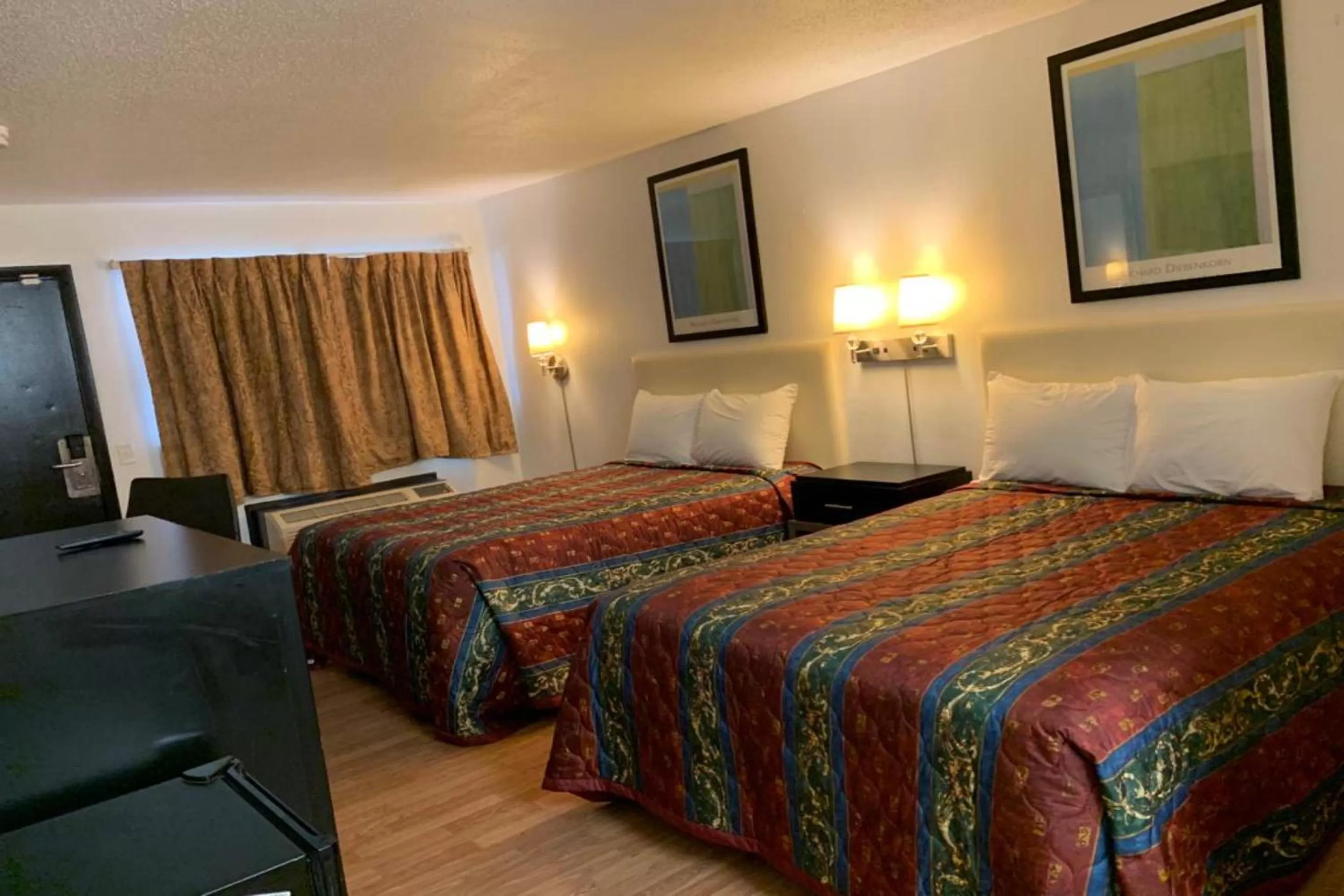 Bedroom, Bed in Economy Inn of Holland