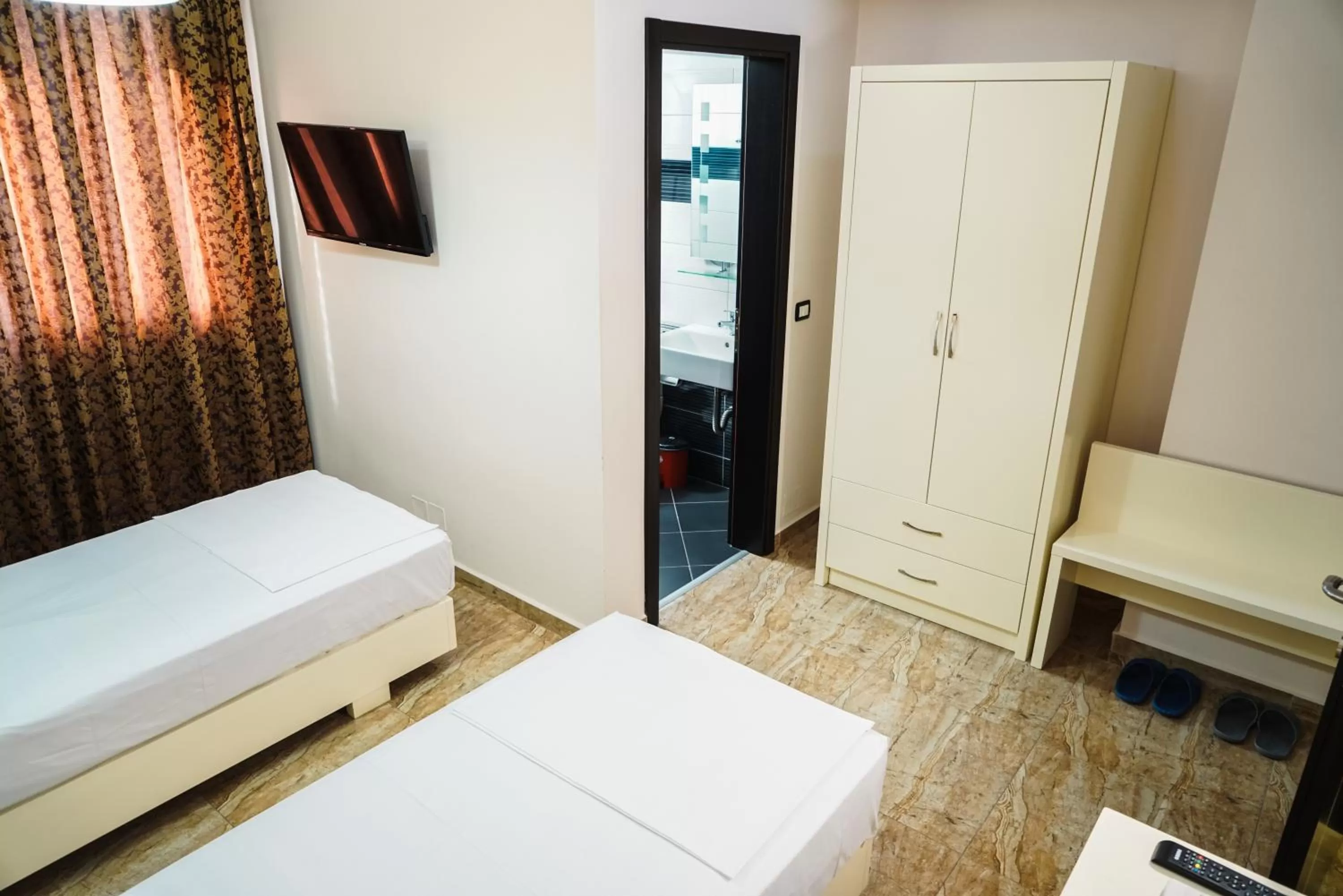 Communal lounge/ TV room, Bed in Hotel Magic